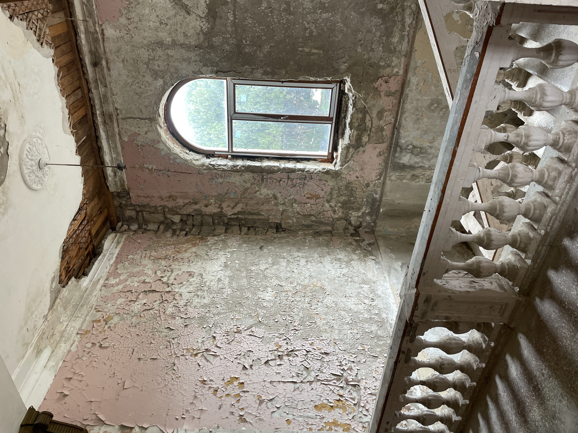 Witness documents abandoned buildings and foggy landscapes in Tsandrypsh