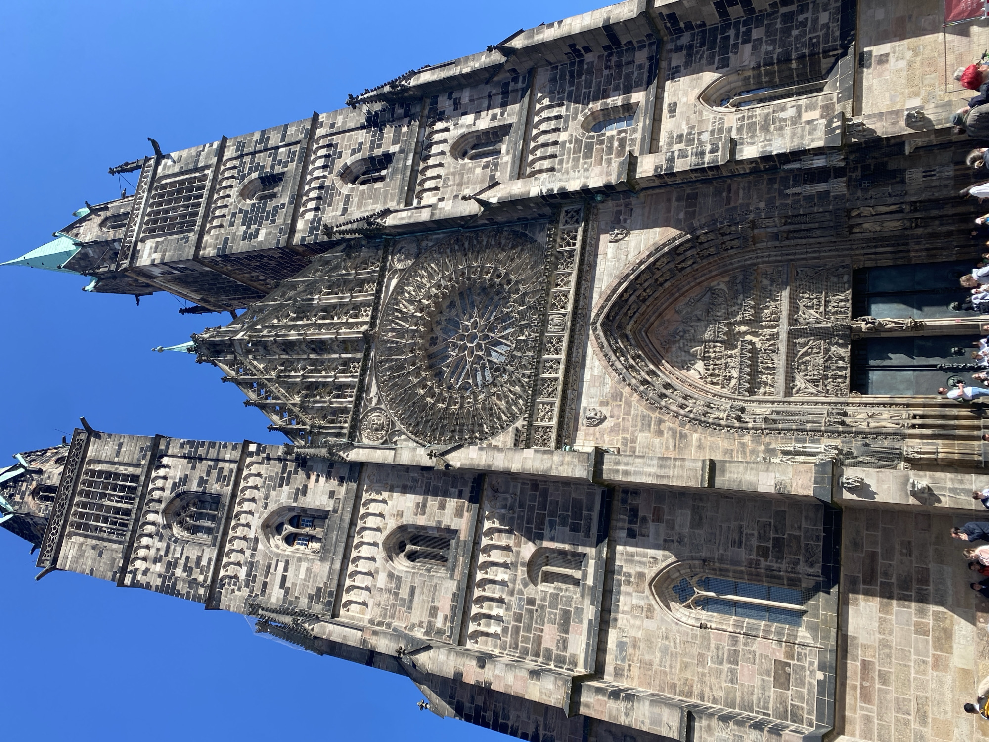 Tourist captures Gothic Saint Lorenz Church views in Nuremberg