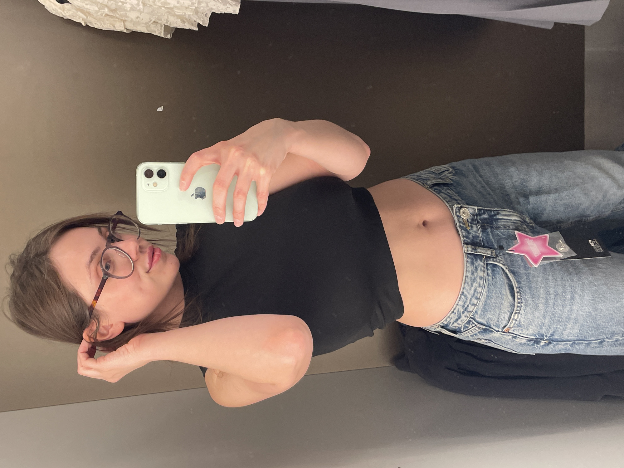 Woman tries on clothes, takes fitting room selfies in Keszthely