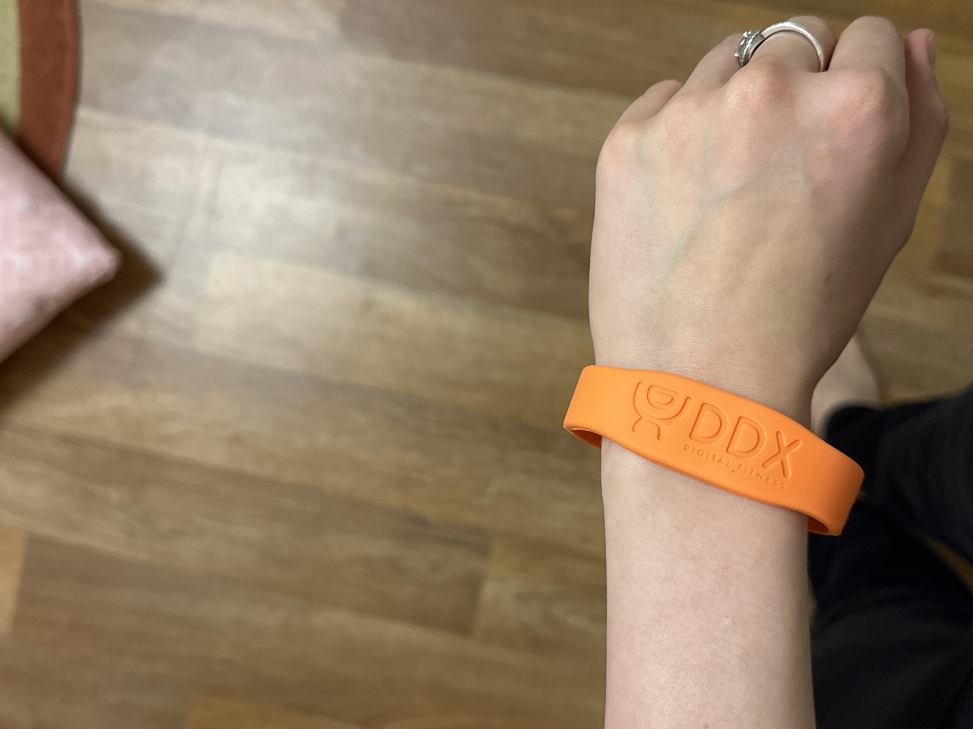 Woman takes multiple bathroom selfies in Kazan, fitness wristband spotted