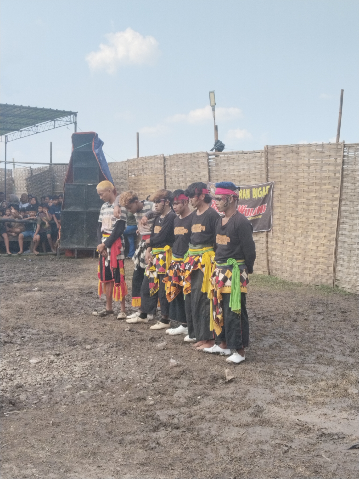 Traditional Indonesian performance draws participants in Kedawung morning event