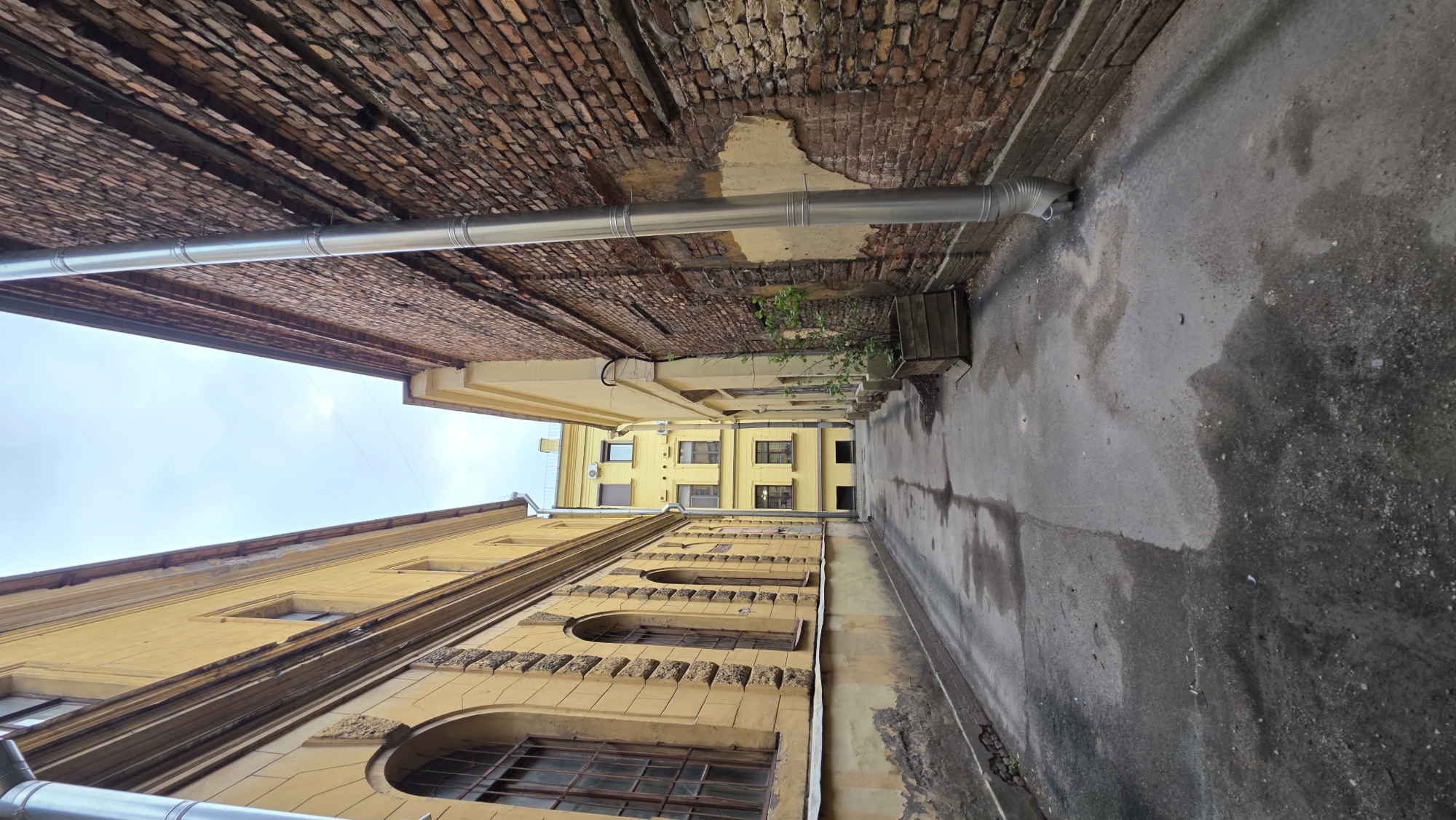 Saint Petersburg courtyards and architecture documented in 14-minute sequence