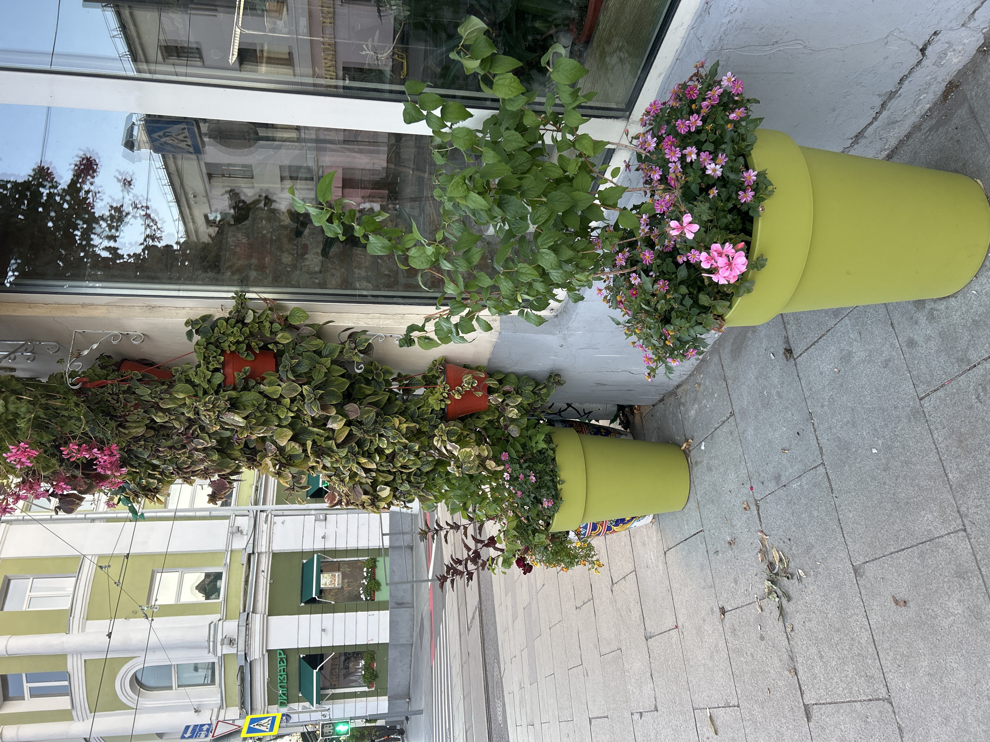 Street-level morning scenes across a major Russian city
