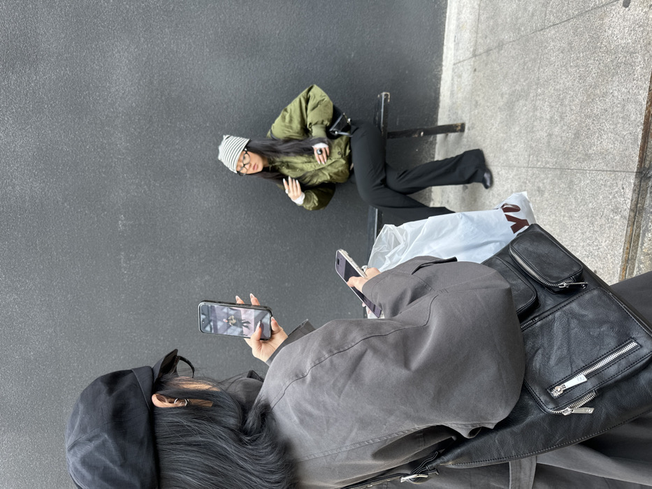 Morning street life and retail scenes documented across Seoul