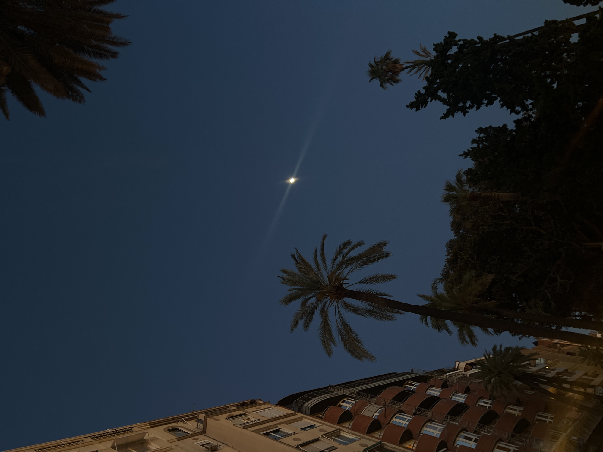 Evening moon and stadium scenes captured across València