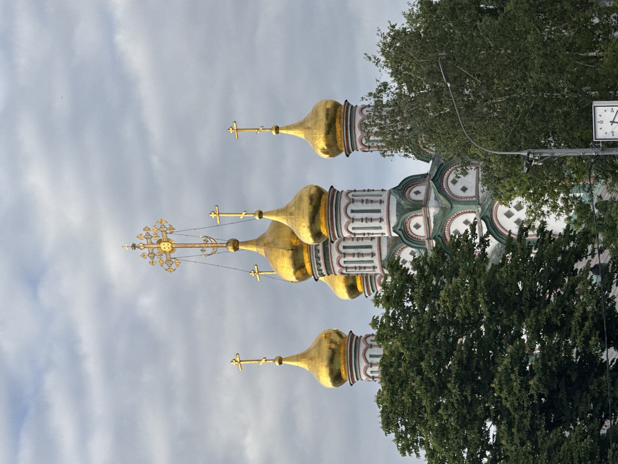 Moscow witness documents churches, streets, interiors across 16 minutes