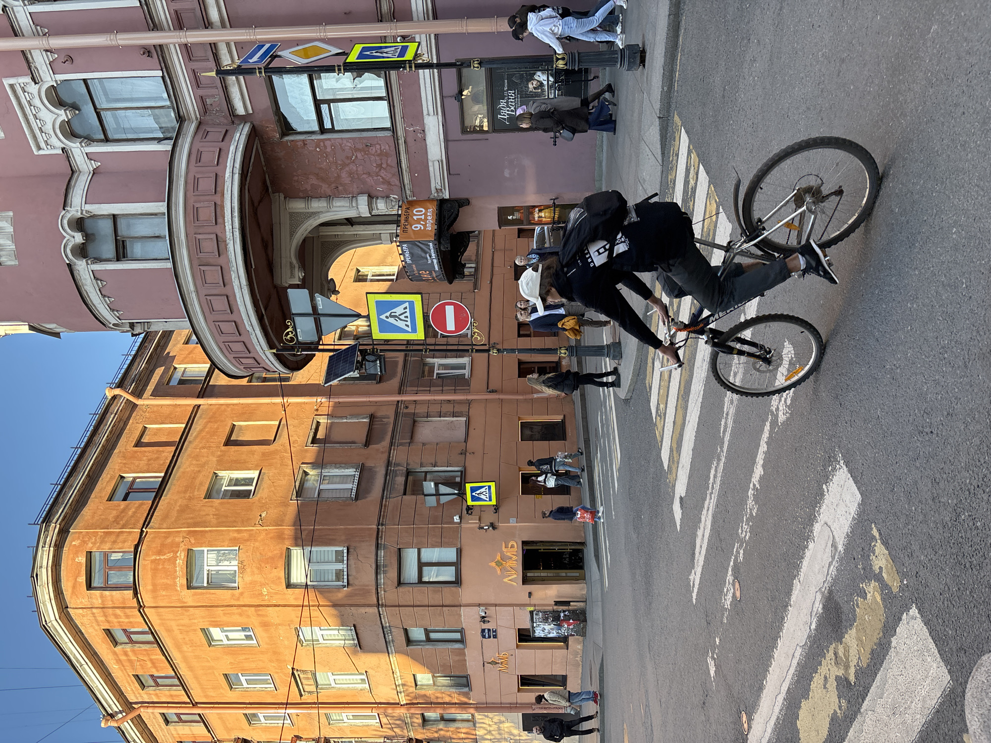 Everyday street life documented on Rubinshteina Street, Saint Petersburg