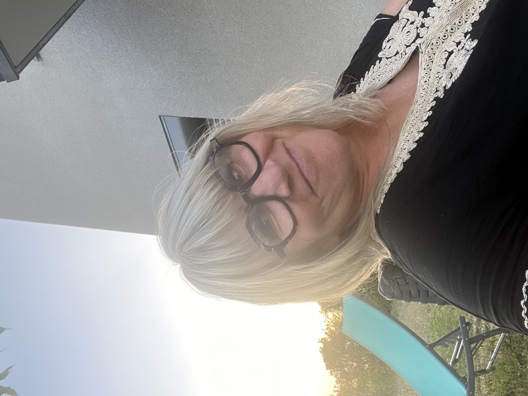 Packing up and snapping selfies in Chambœuf, France