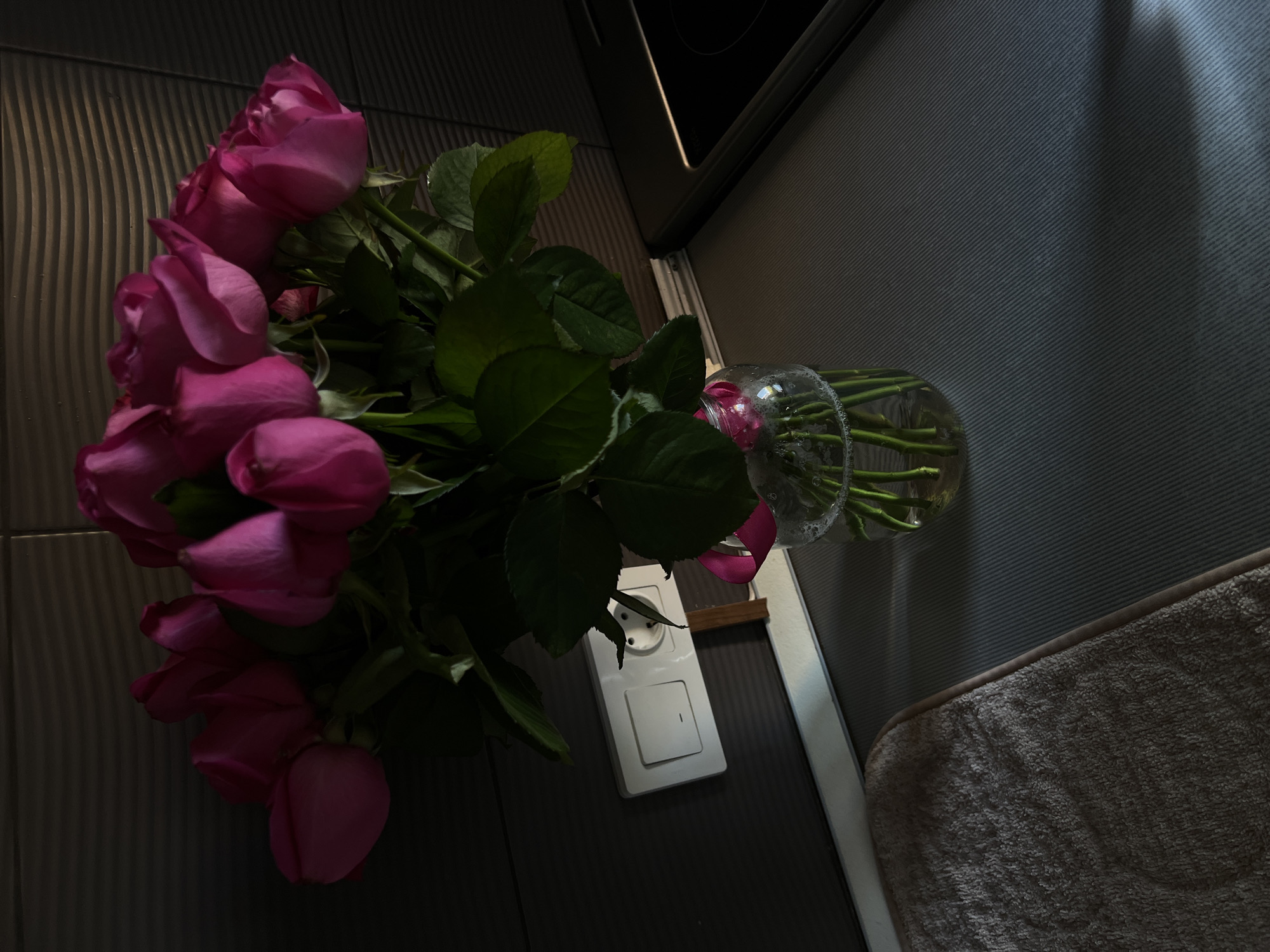 Pink roses in a glass vase on a Moscow-area kitchen counter