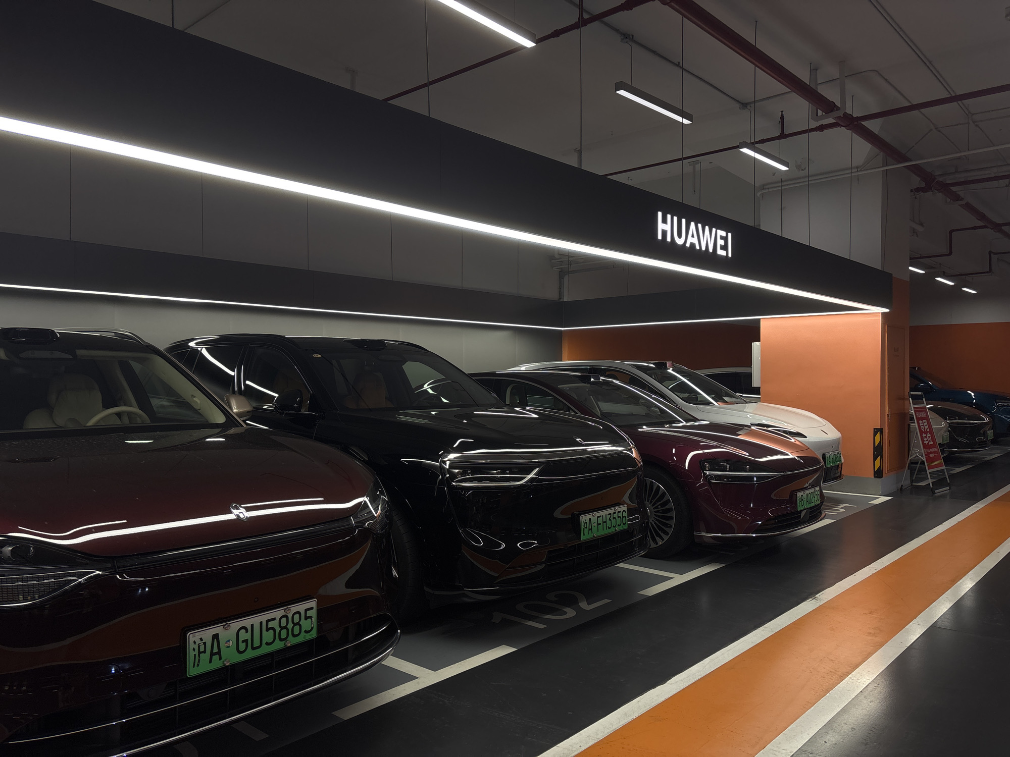 Electric vehicles spotted in Huawei-branded Pudong parking garage