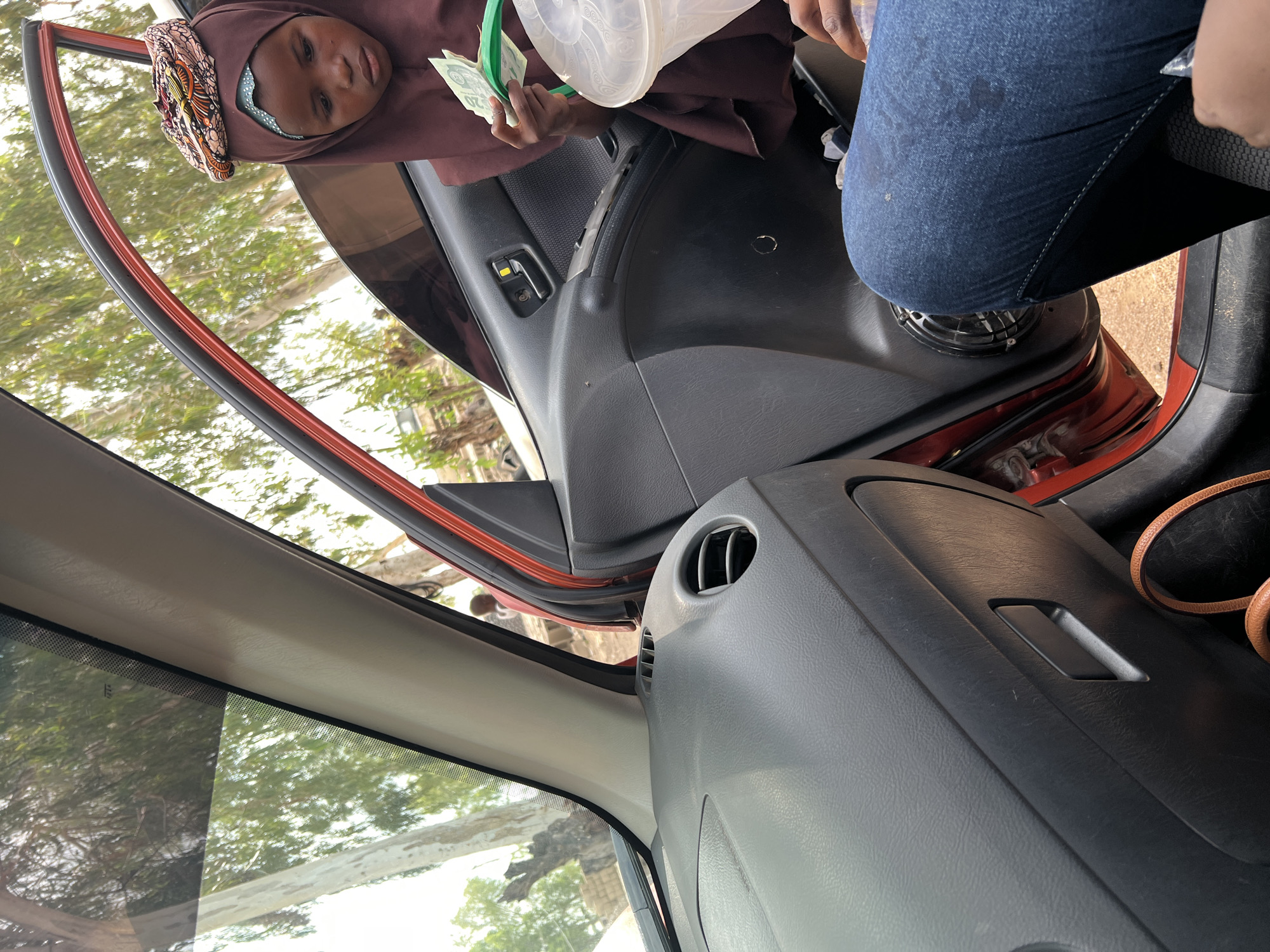 Roadside stop in Howayi — tire change, cash exchange, car interior details