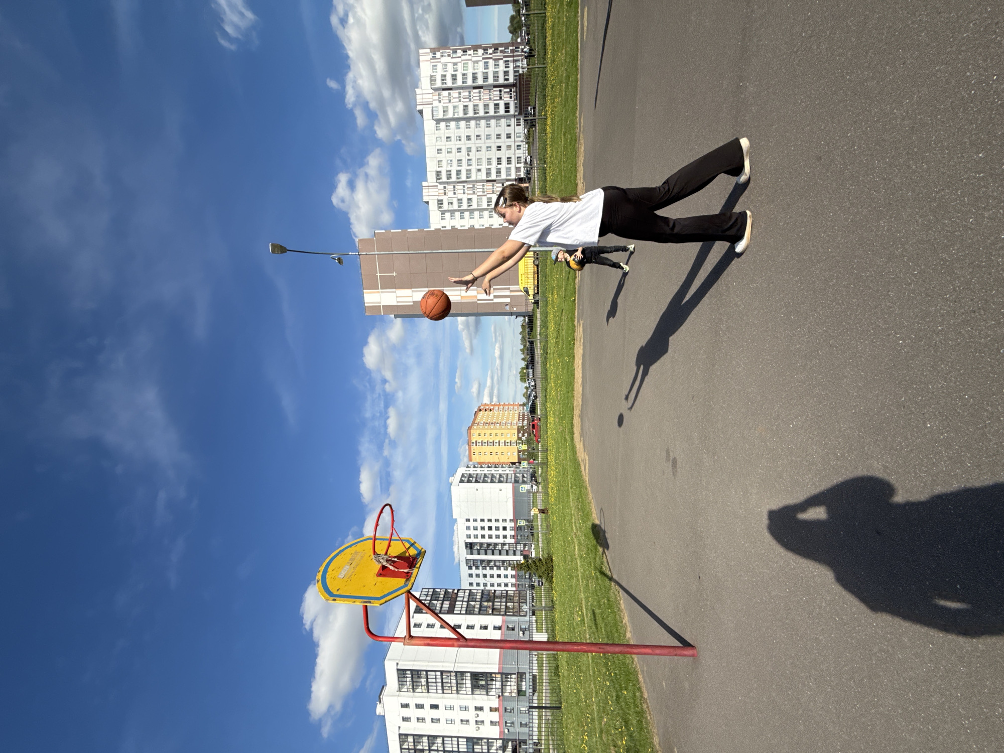 Spring afternoon recreation captured across Veliky Novgorod parks