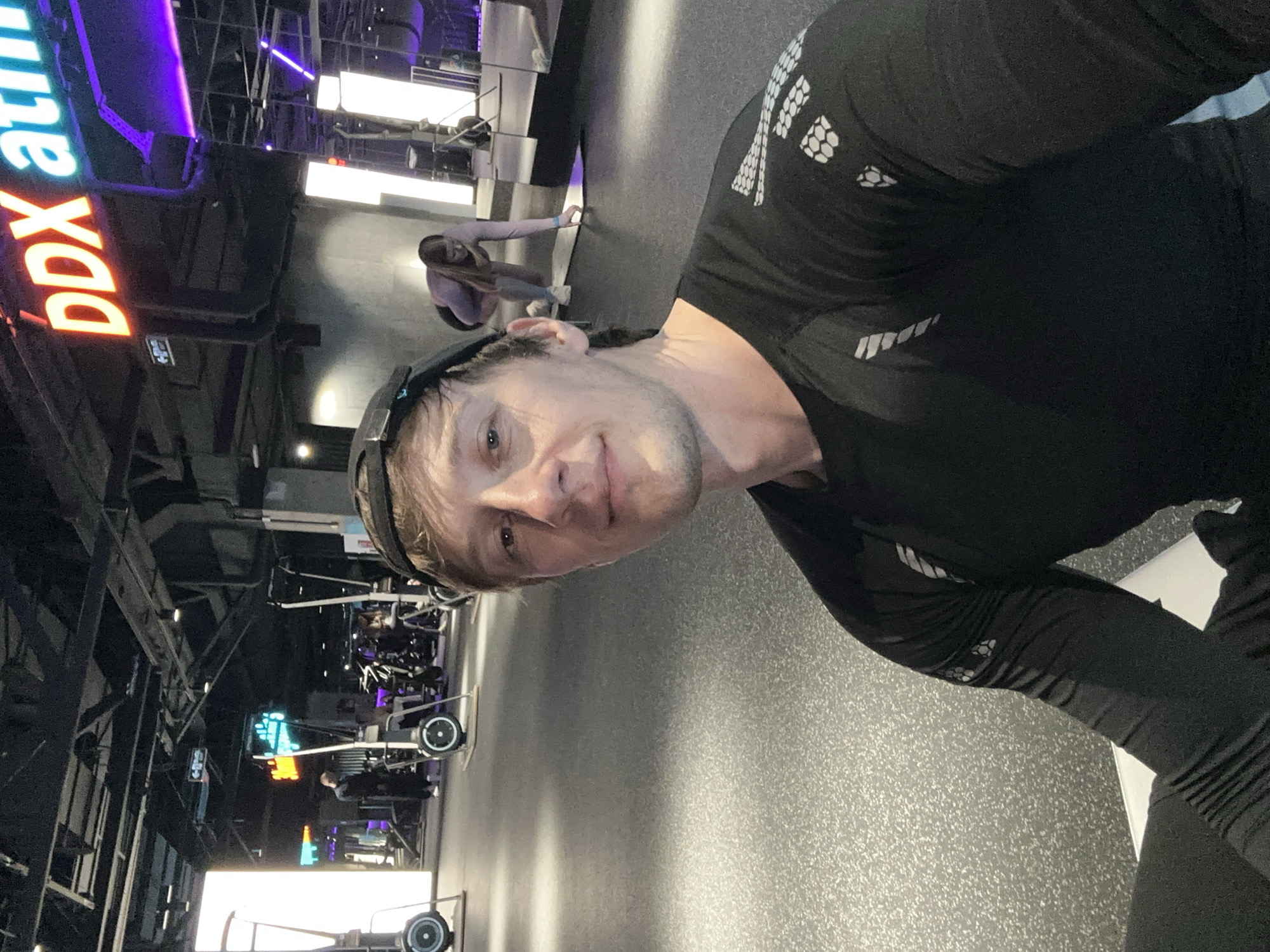 Man takes fitness selfies at Russian gym
