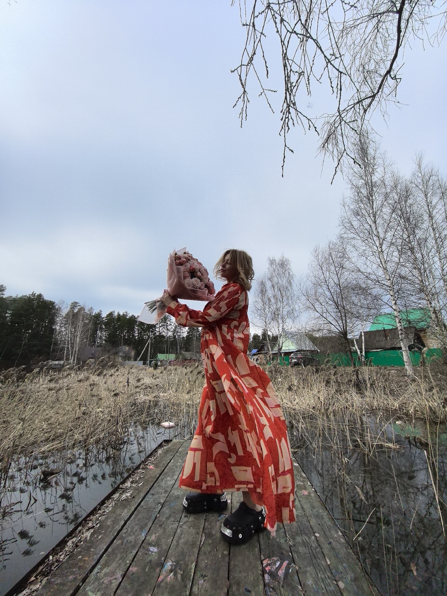 Woman with roses and bulldog photographed on dock in Noviy
