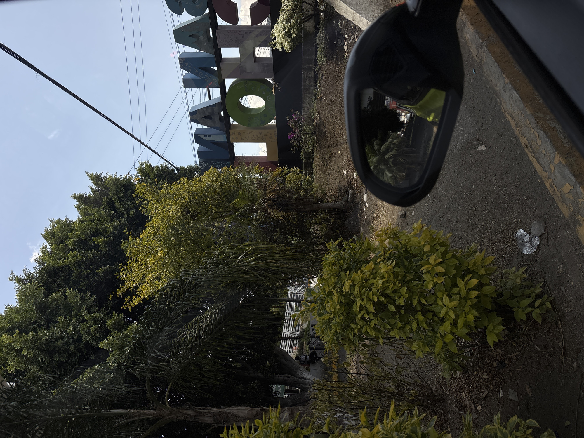 Driver photographs San Andrés Cholula municipal sign from car