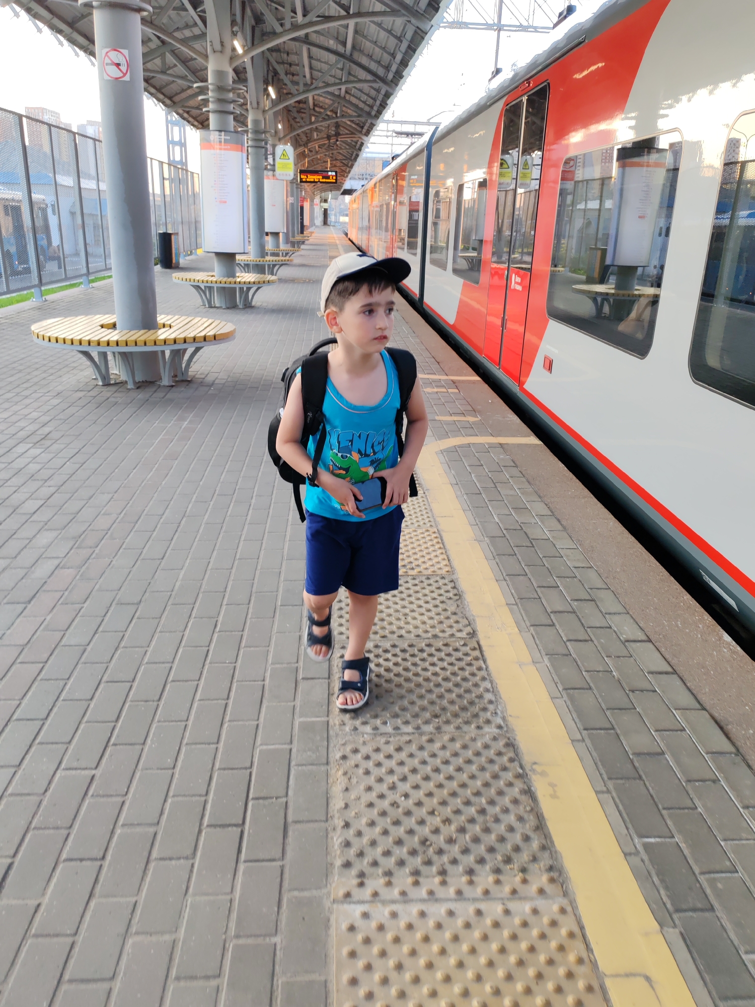 Busy afternoon at a Moscow rail platform, military and civilian travelers mix
