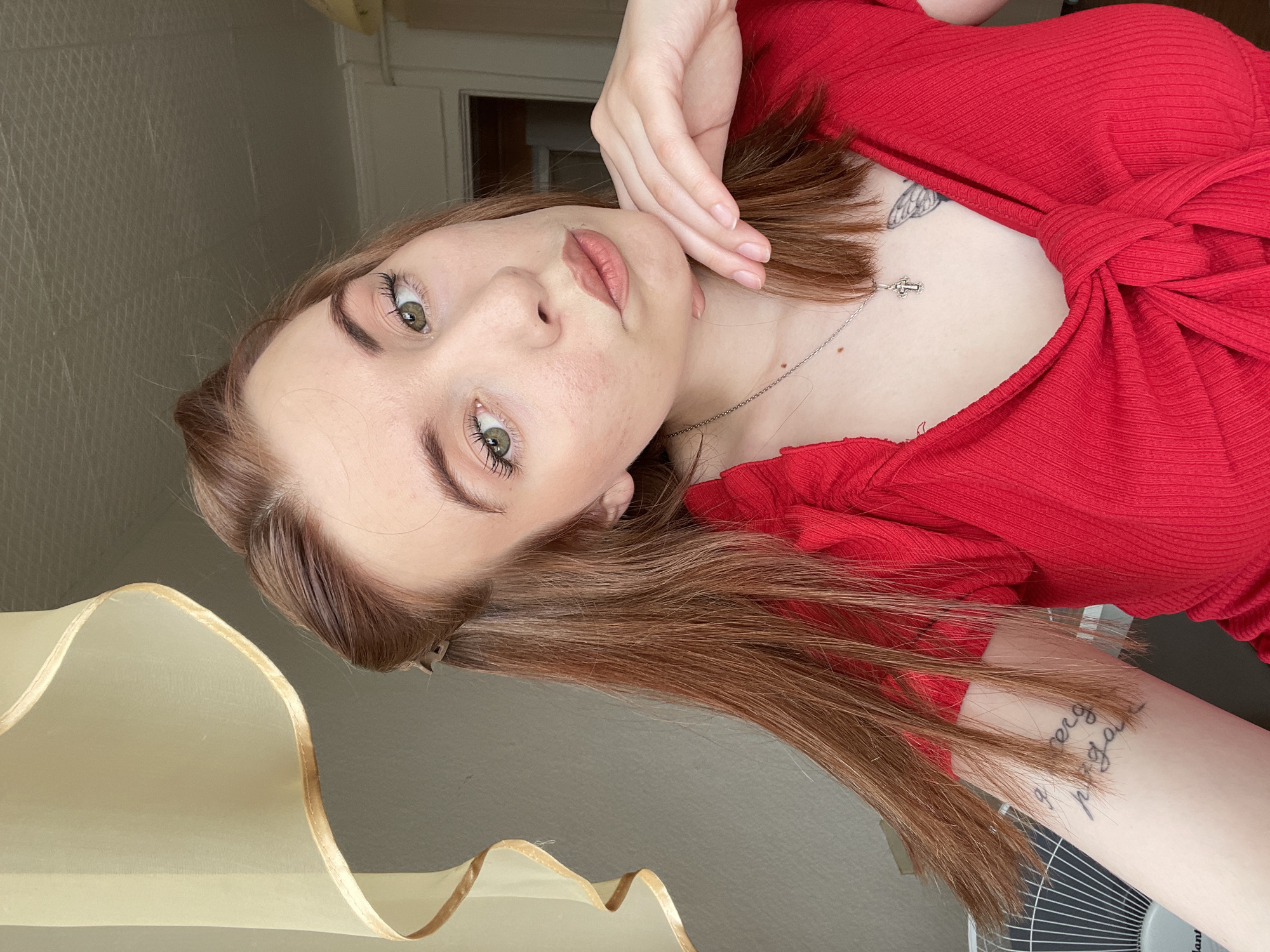Woman's morning selfie session documented across 31 minutes