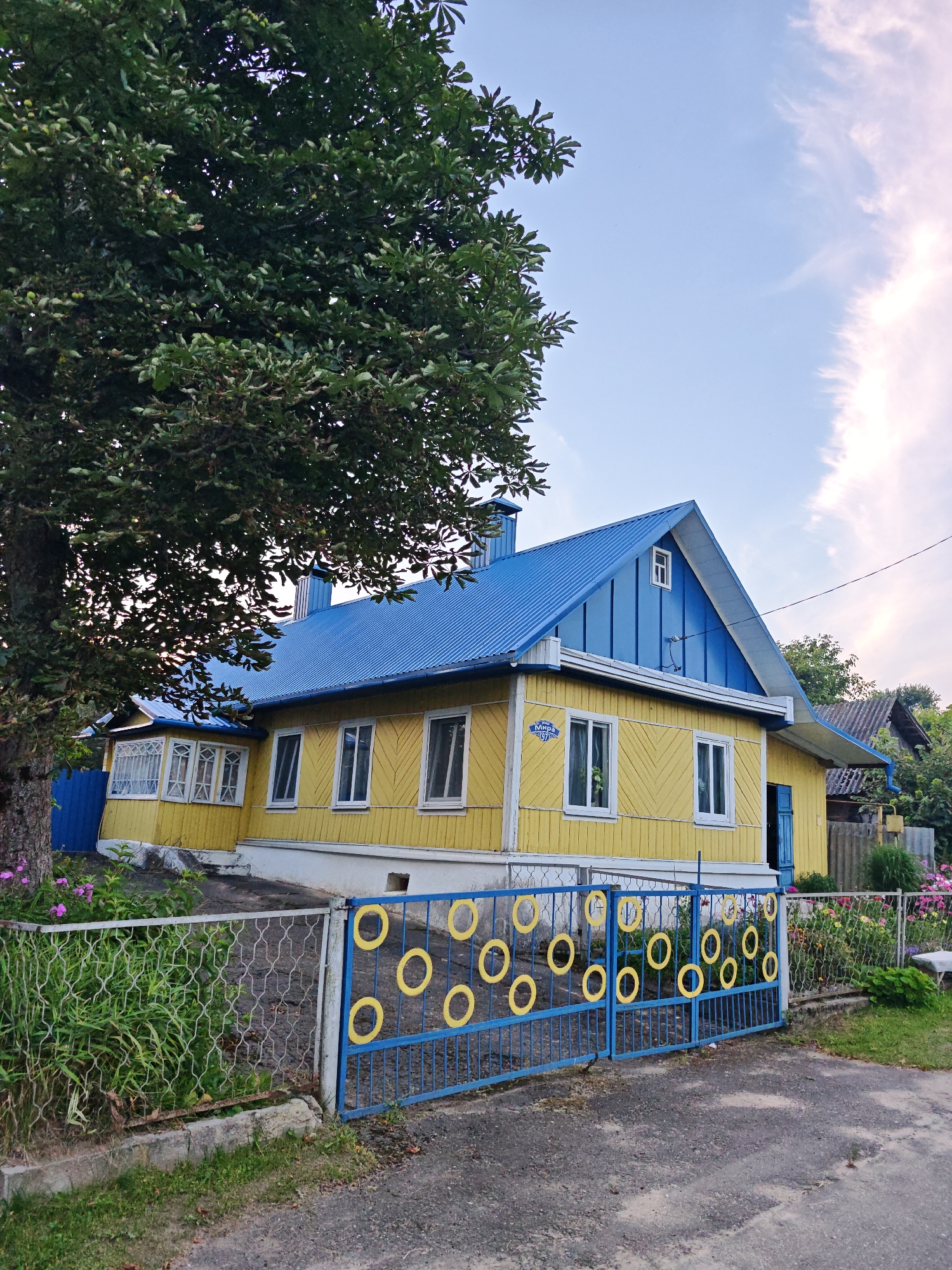 Belarusian homestead covered in bottle cap mosaic art