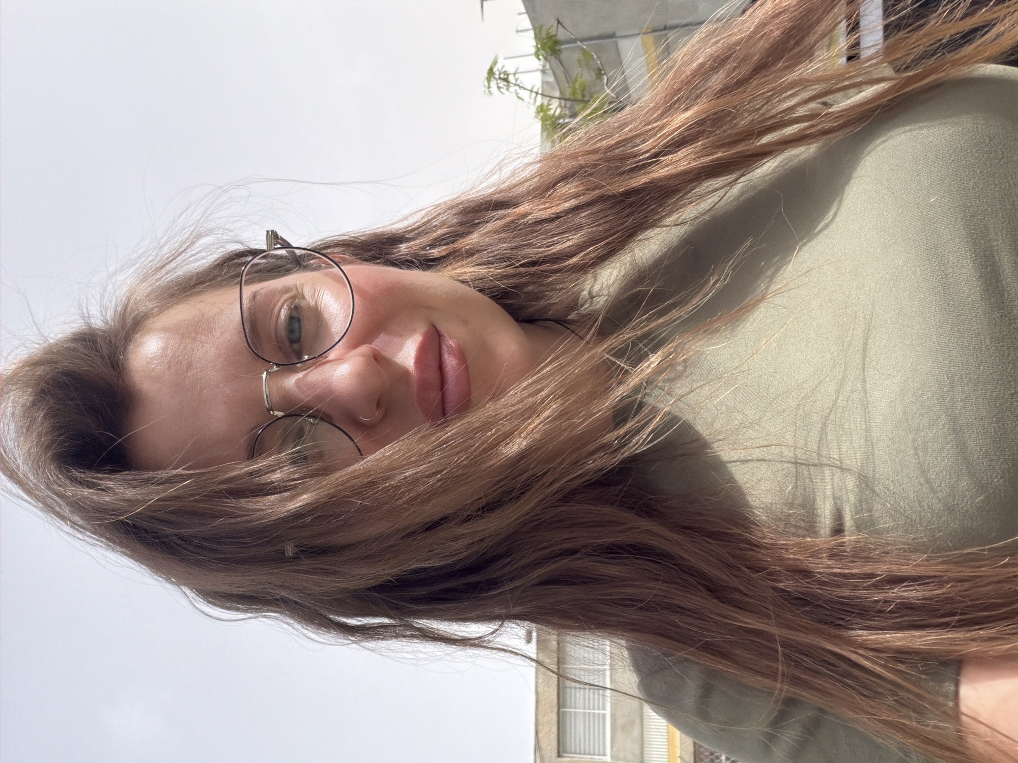 Artist creates watercolor sketches in Bat Yam park morning session