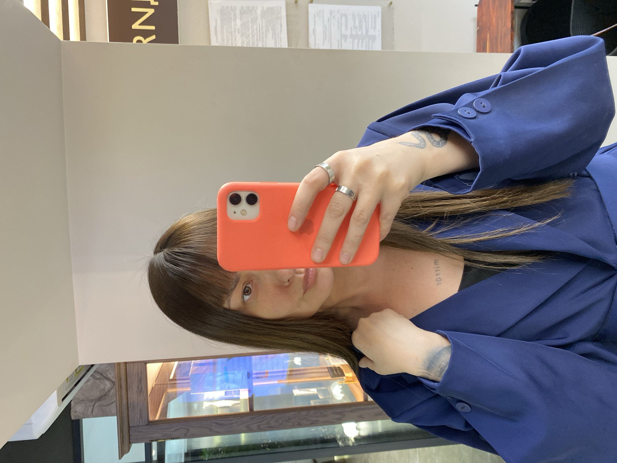 Woman takes morning selfies, applies makeup in Votkinsk home
