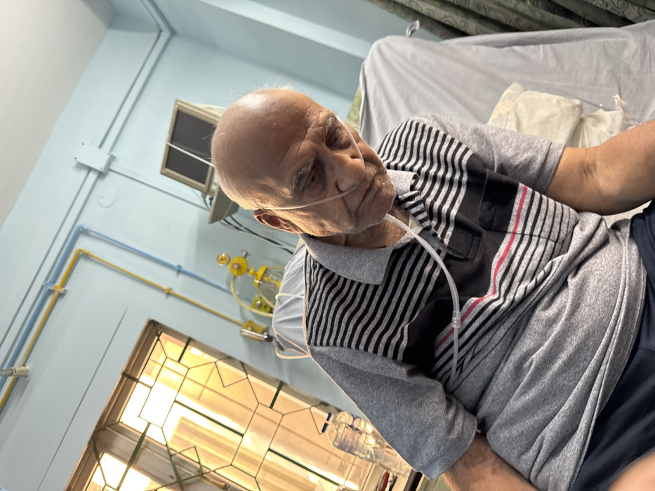 Elderly patient receives hospital care in Kolkata with family present