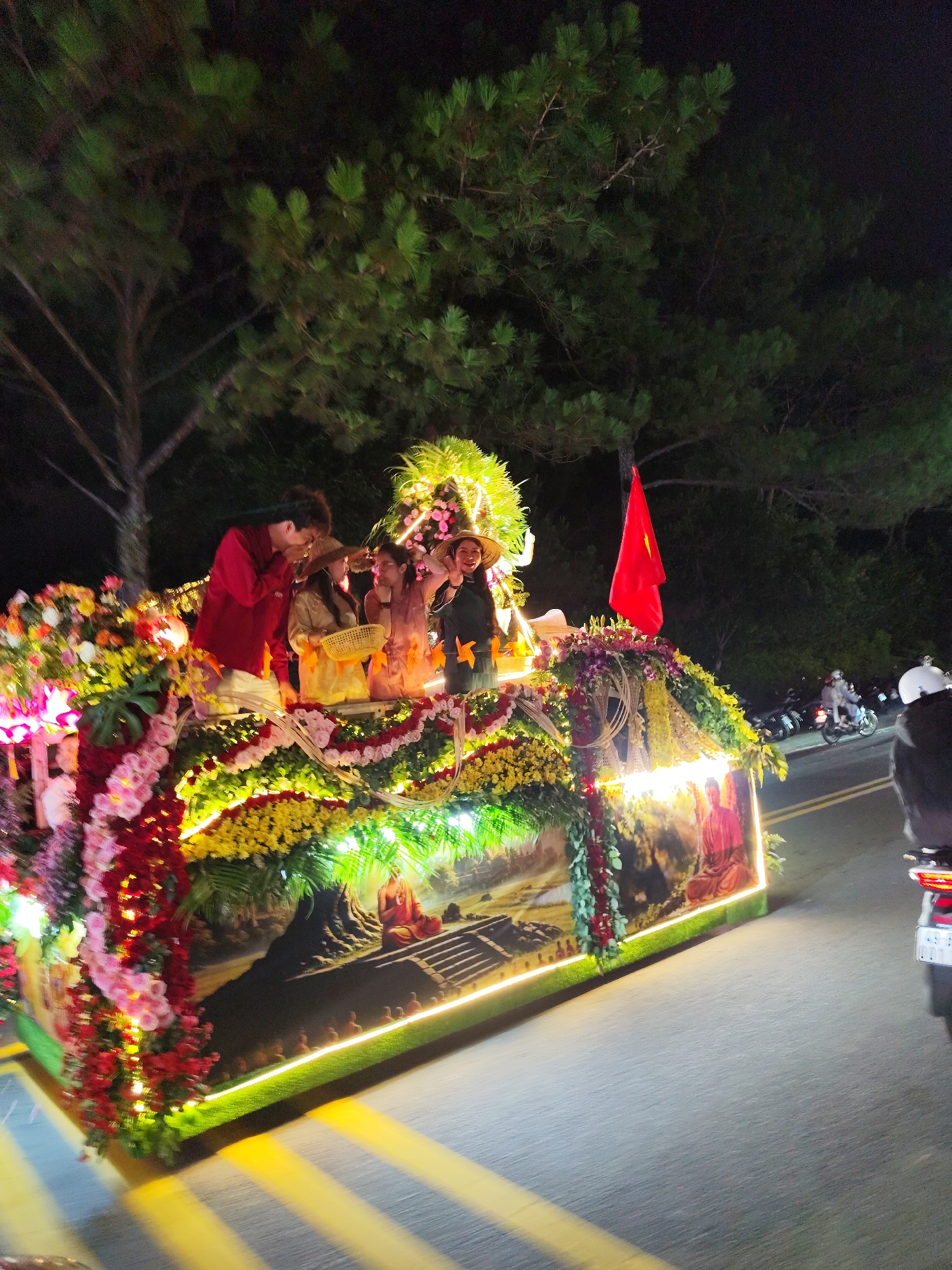 Nighttime flower float parade draws motorcycle procession in Da Lat