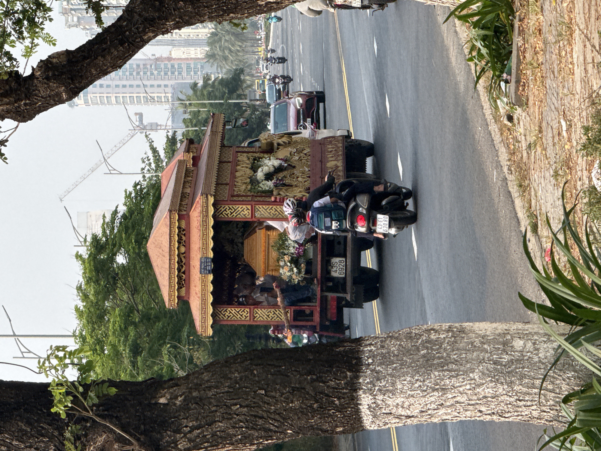 Ceremonial procession moves along Đà Nẵng coast on overcast morning