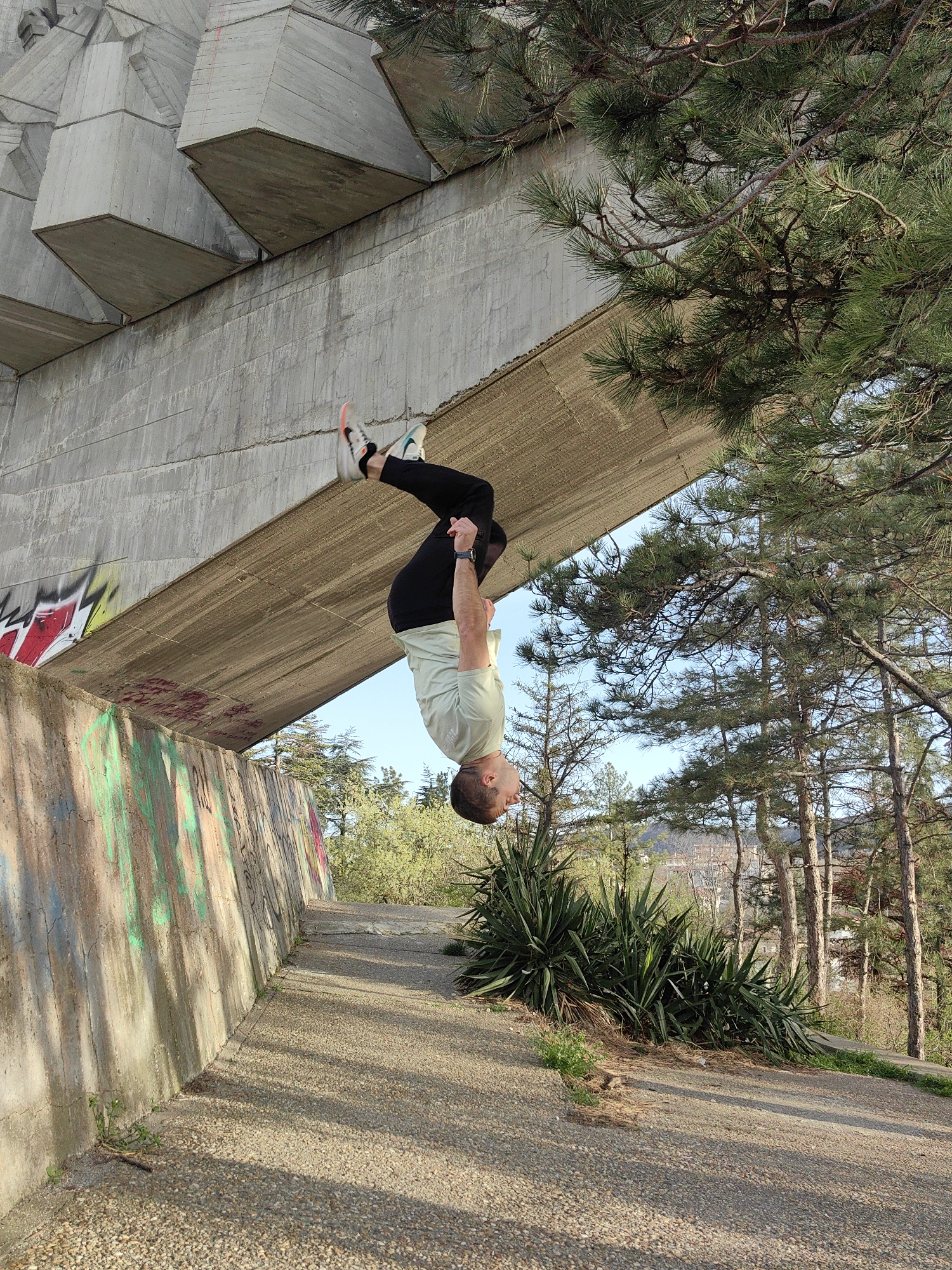 Man hangs upside down from concrete structure in Varna park