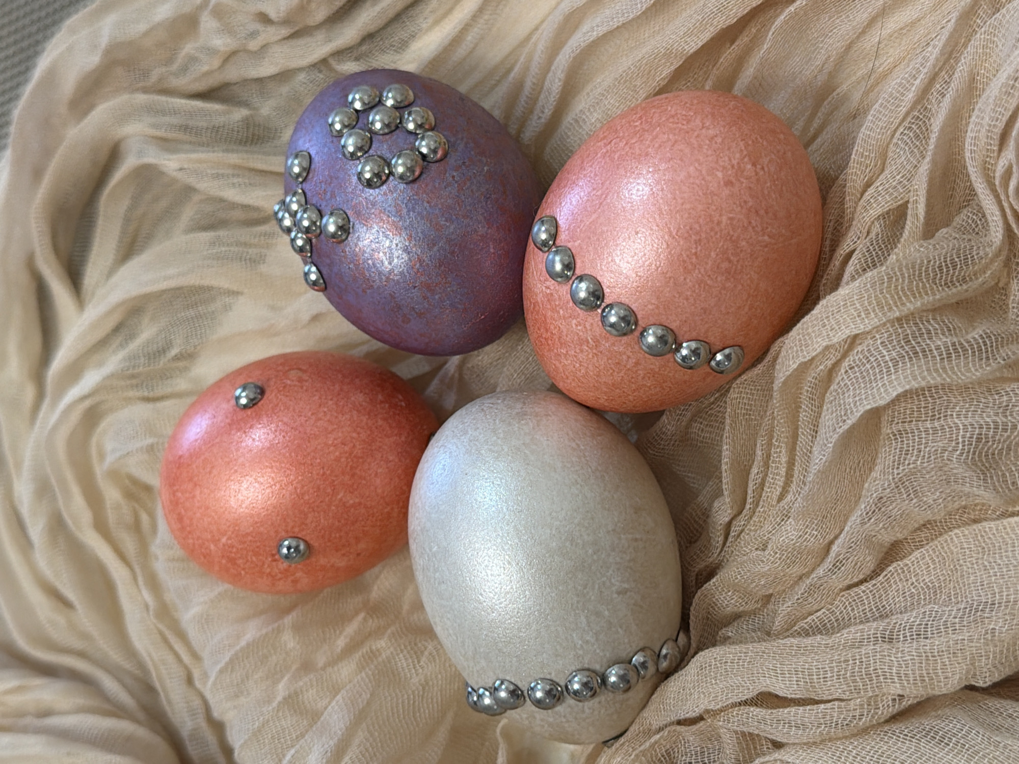 Easter preparations documented in Penza apartment with cats, eggs
