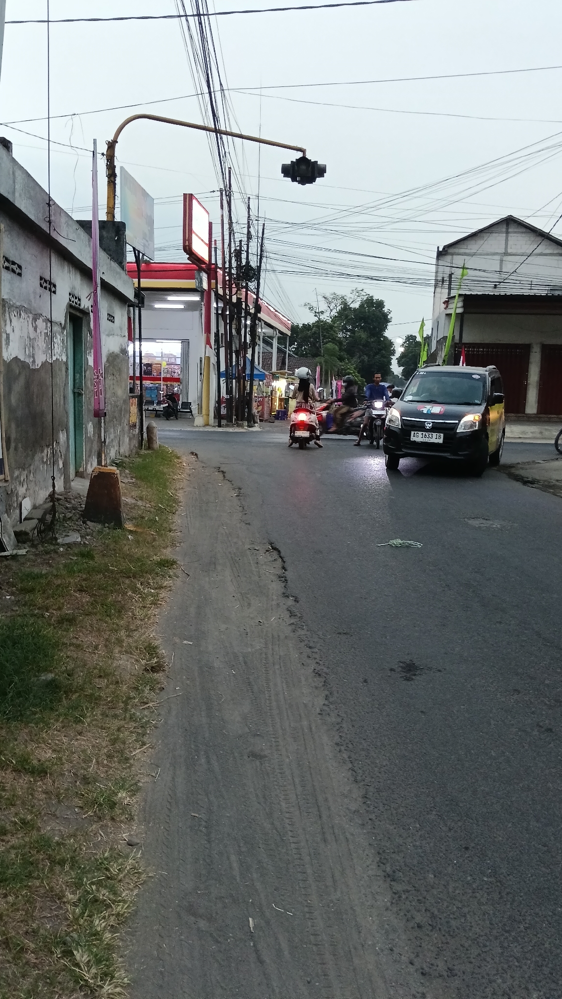 Red light at a busy Dukuh intersection on an overcast morning