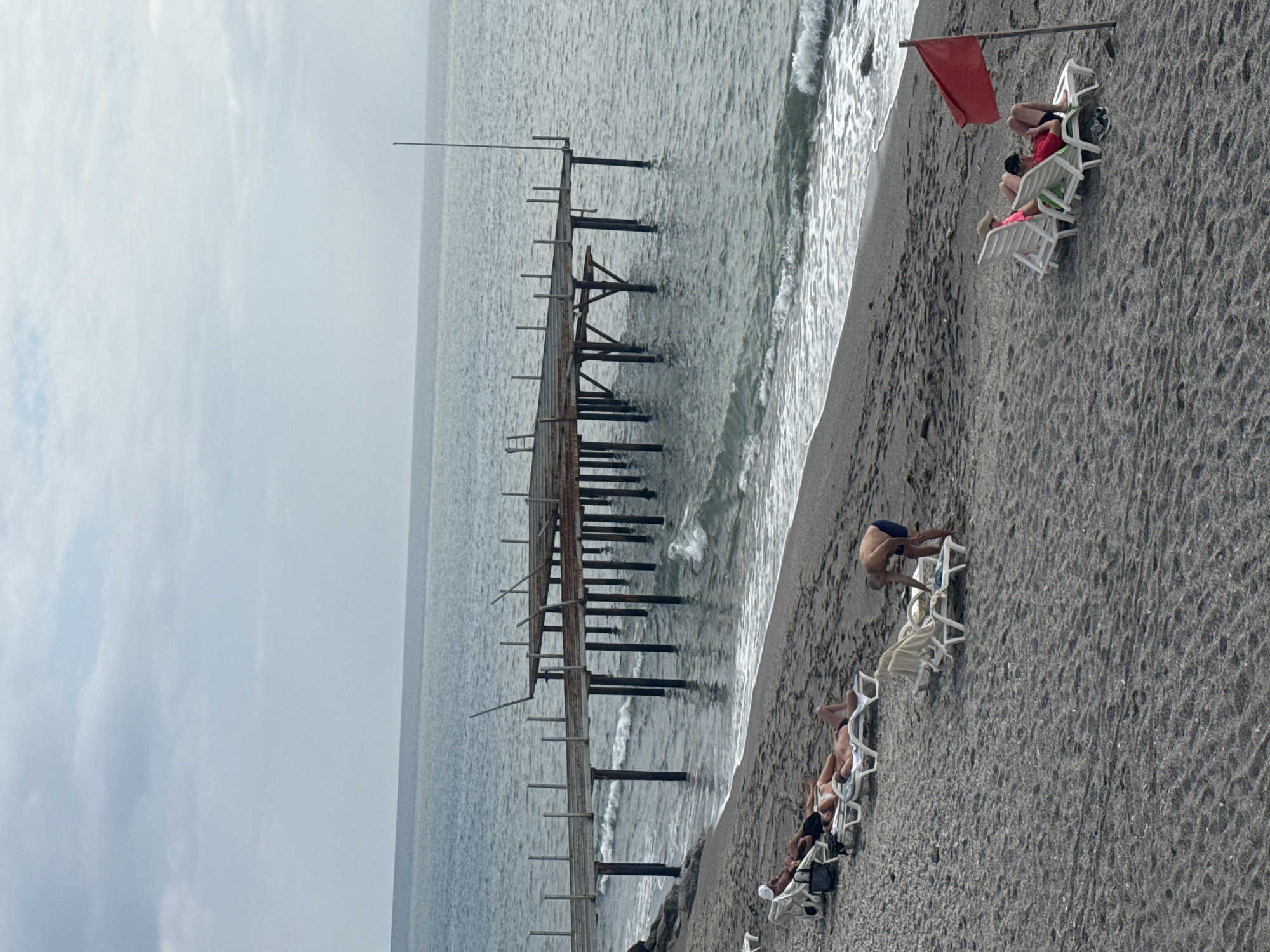 Coastal city life documented in 35-minute observation window