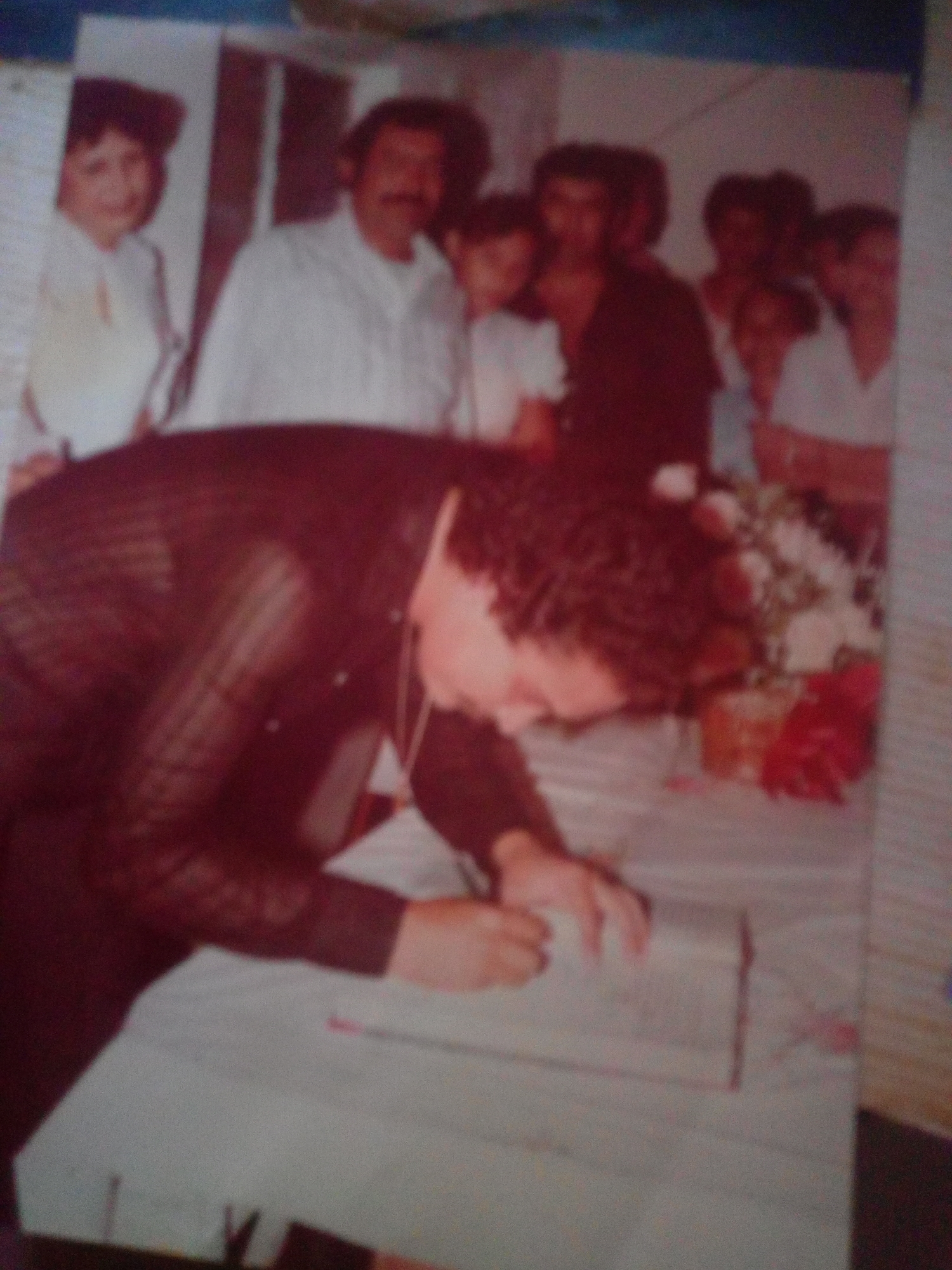 Family memories documented across Venezuelan towns during evening hours