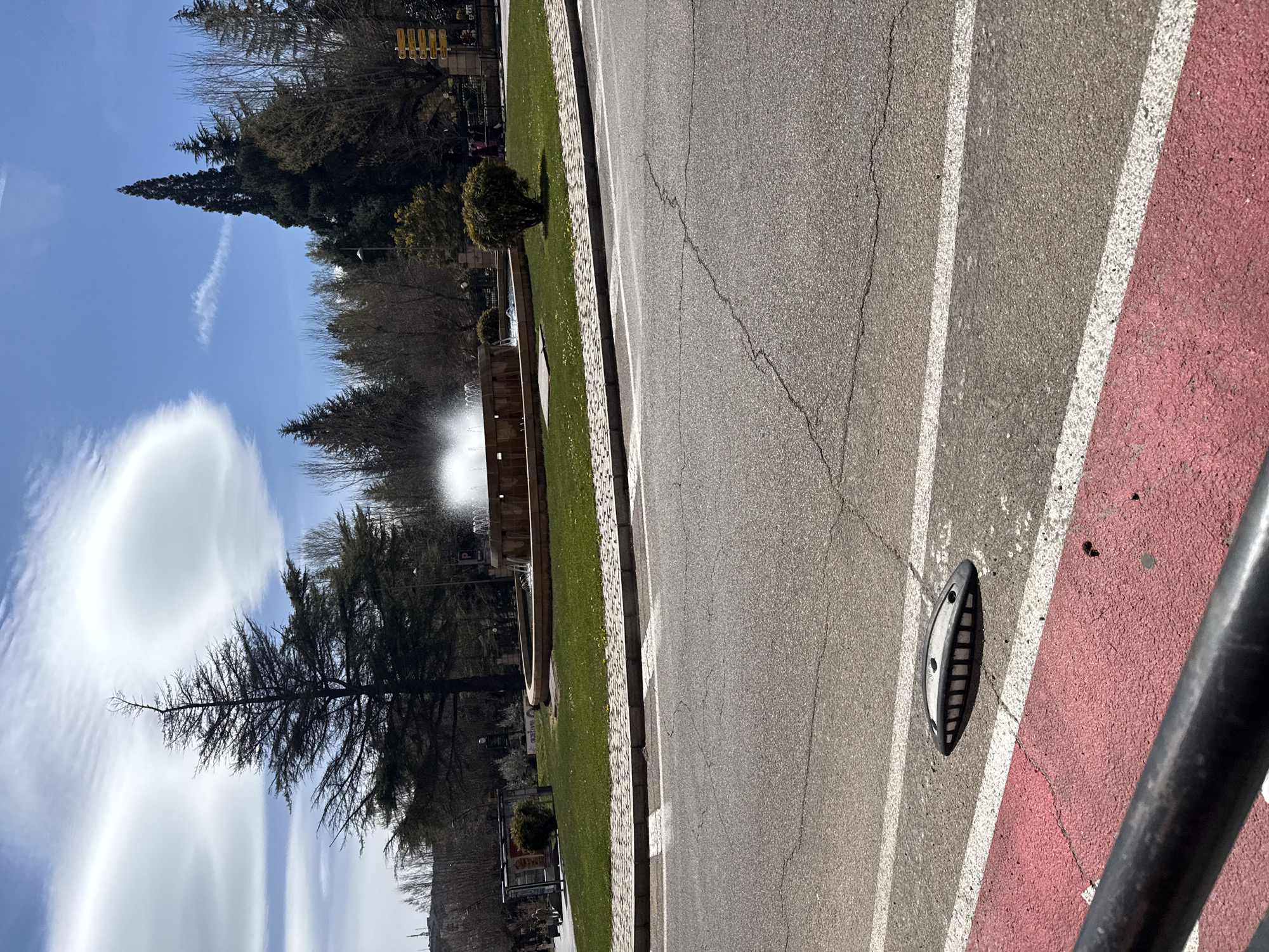 Red lane markings documented on Soria street