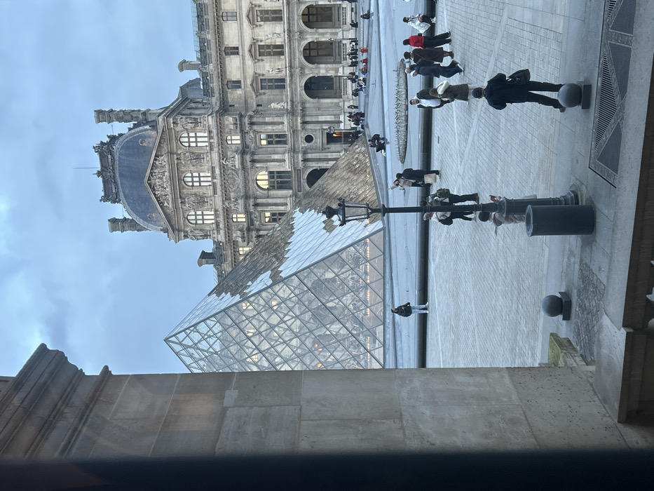 Visitor documents 40-minute tour through Louvre Museum galleries