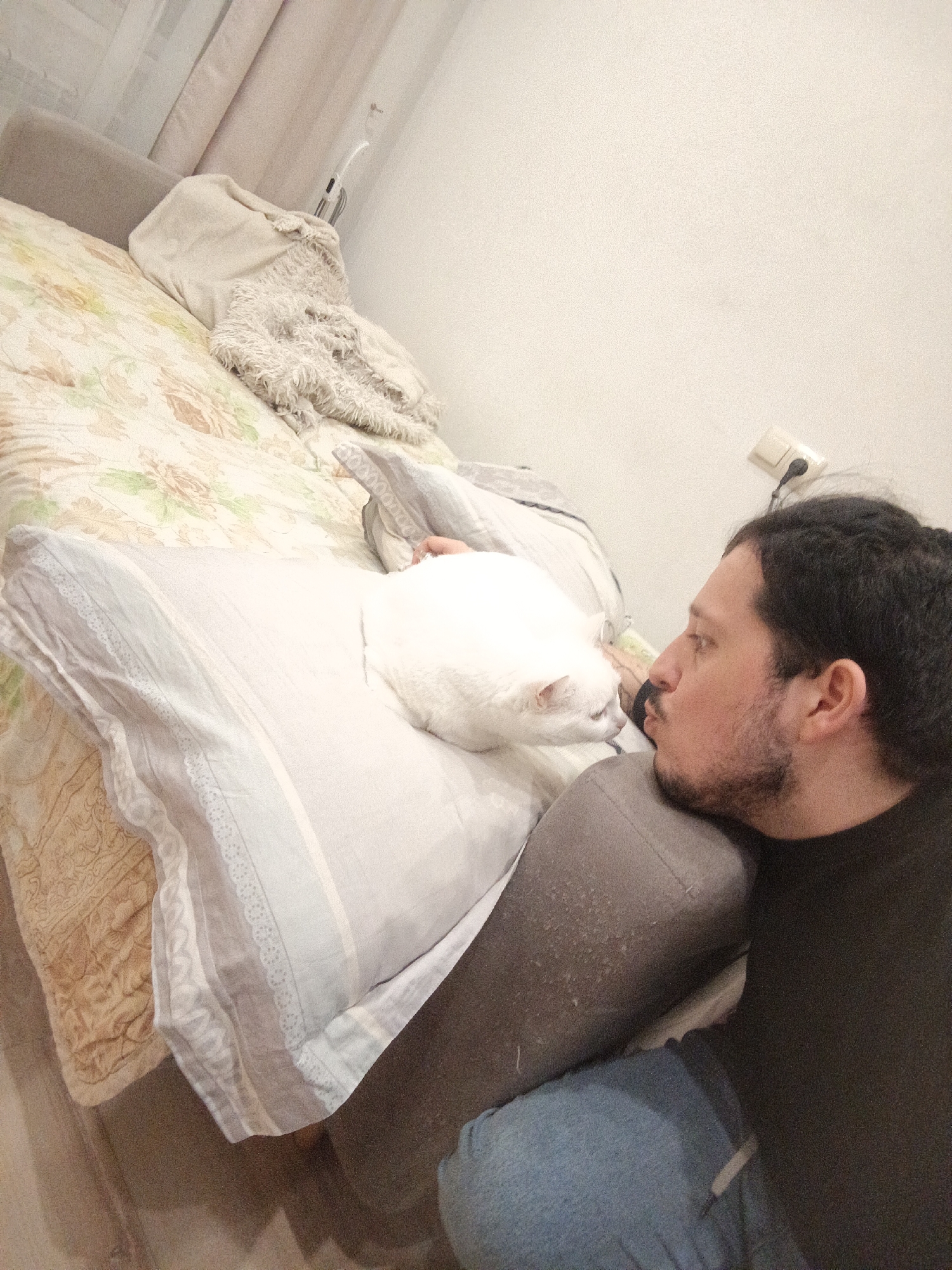 Man documents casual moments with cat and selfies in Penza