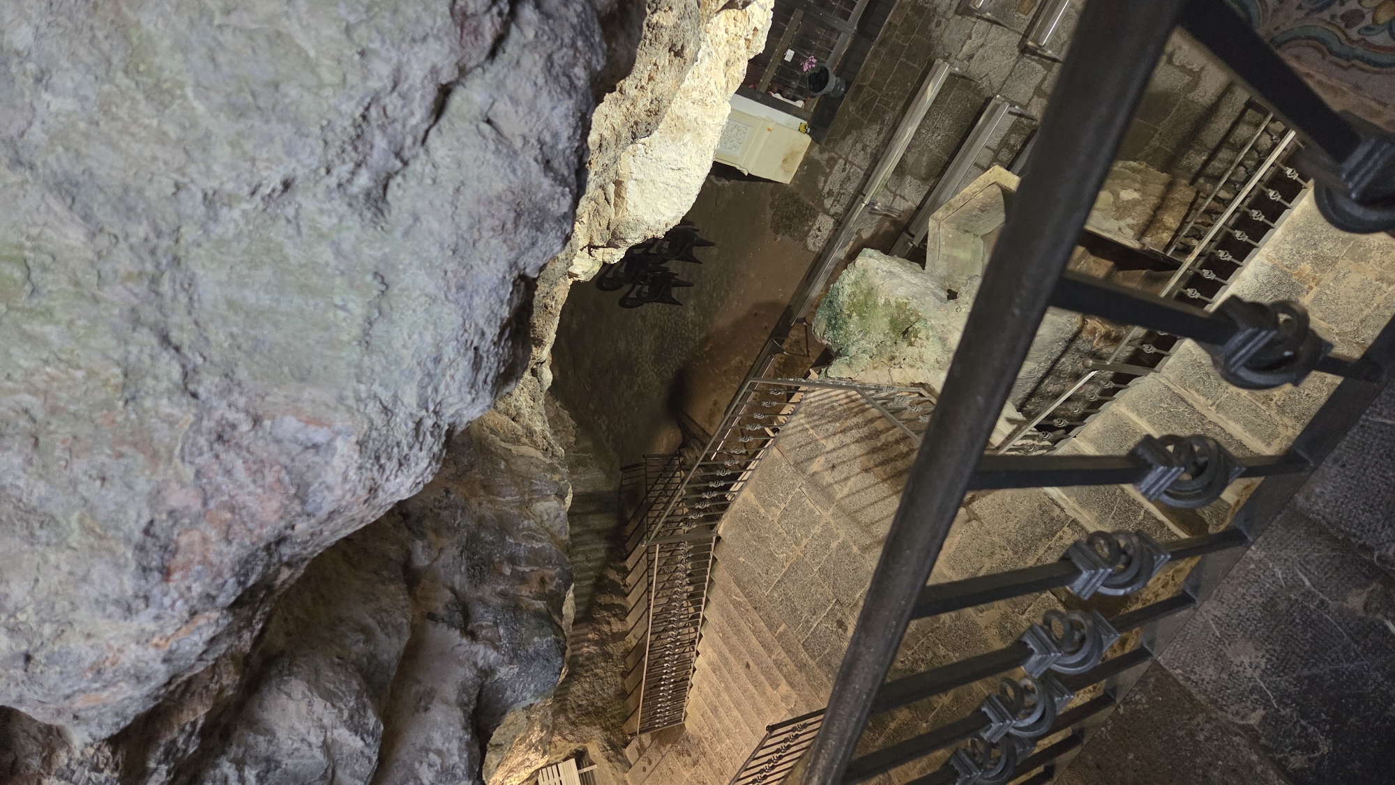Underground cave structure with religious artwork documented in Altura