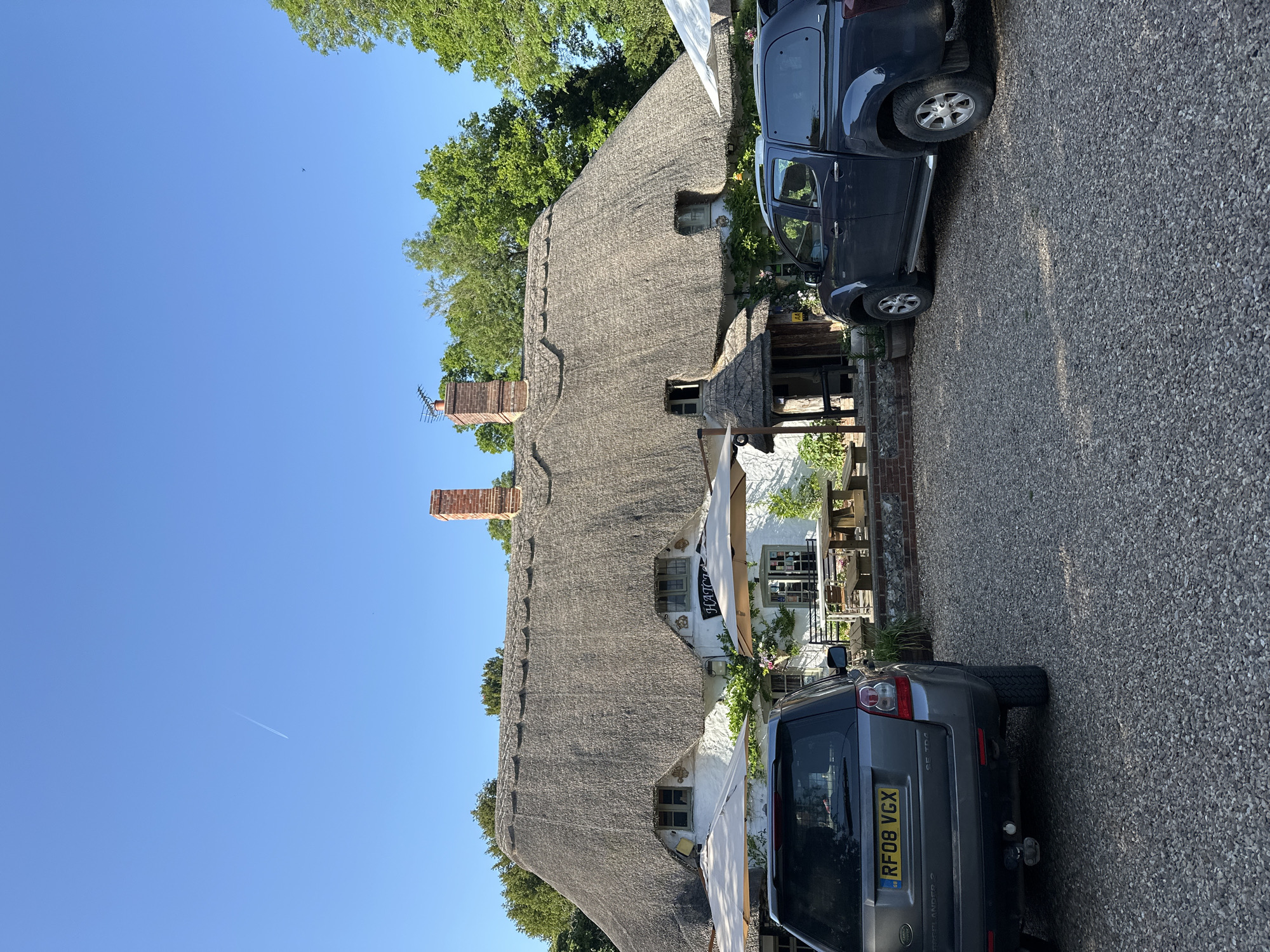 Afternoon visit to thatched-roof countryside pub documented by witness