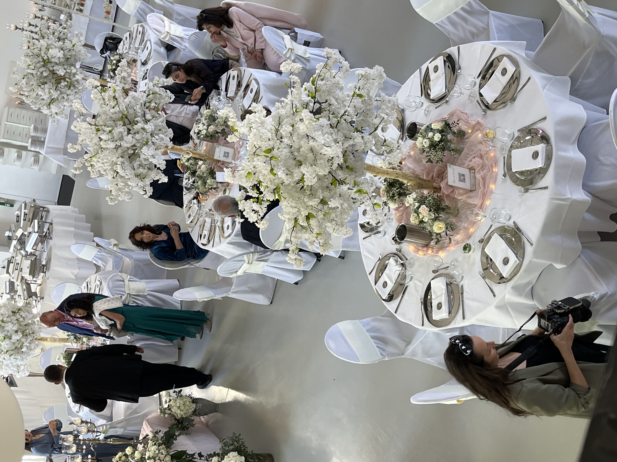 Formal gathering with round tables observed in Saarbrücken