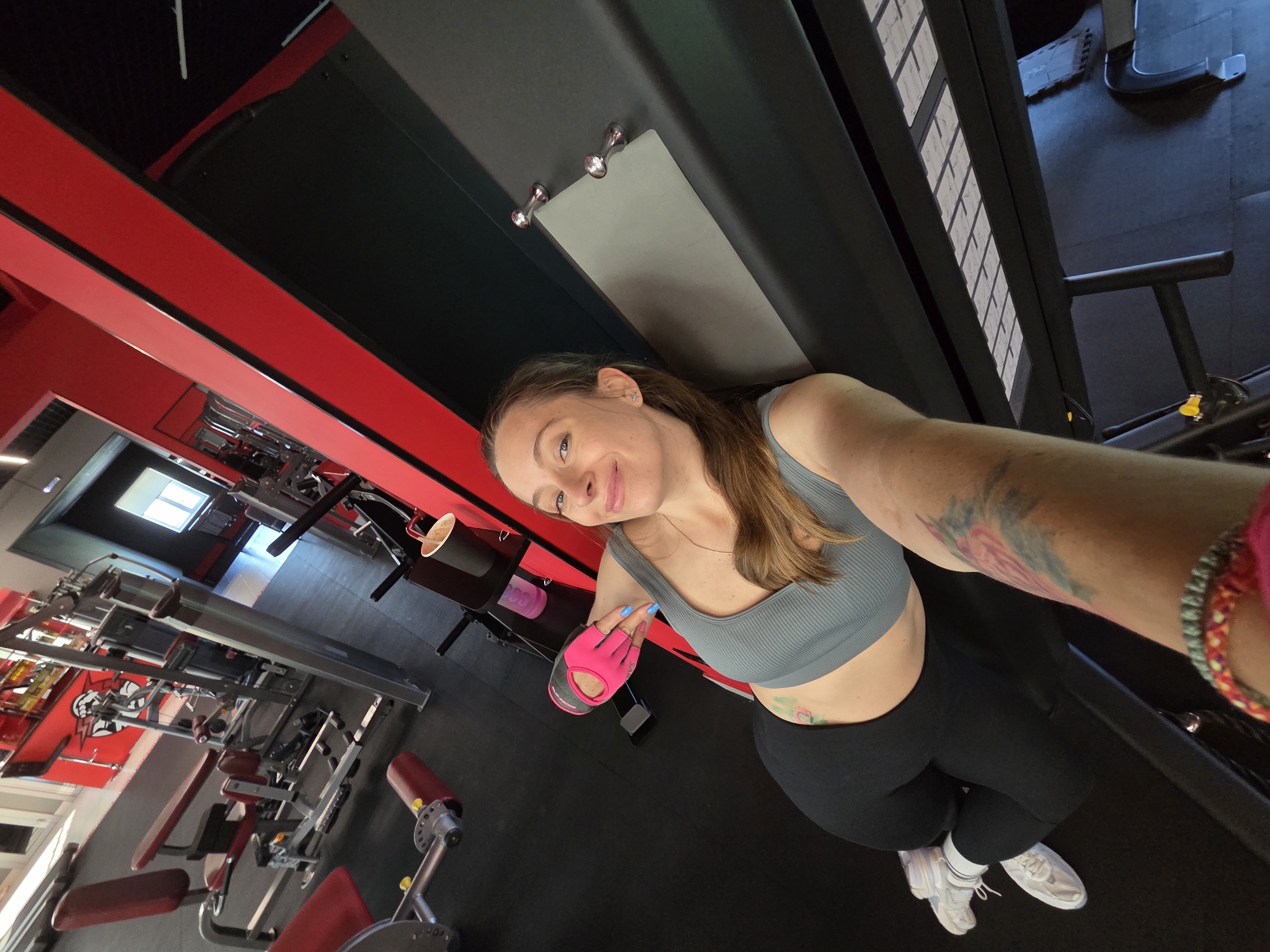 Back-to-back gym selfies from a Birobidzhan workout spot