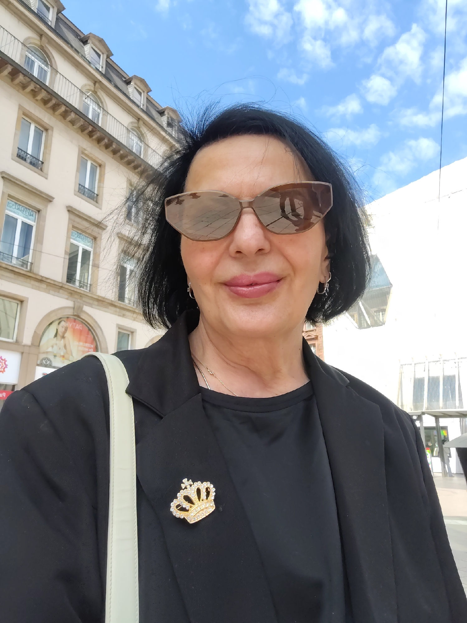 Woman in crown brooch spotted in central Strasbourg