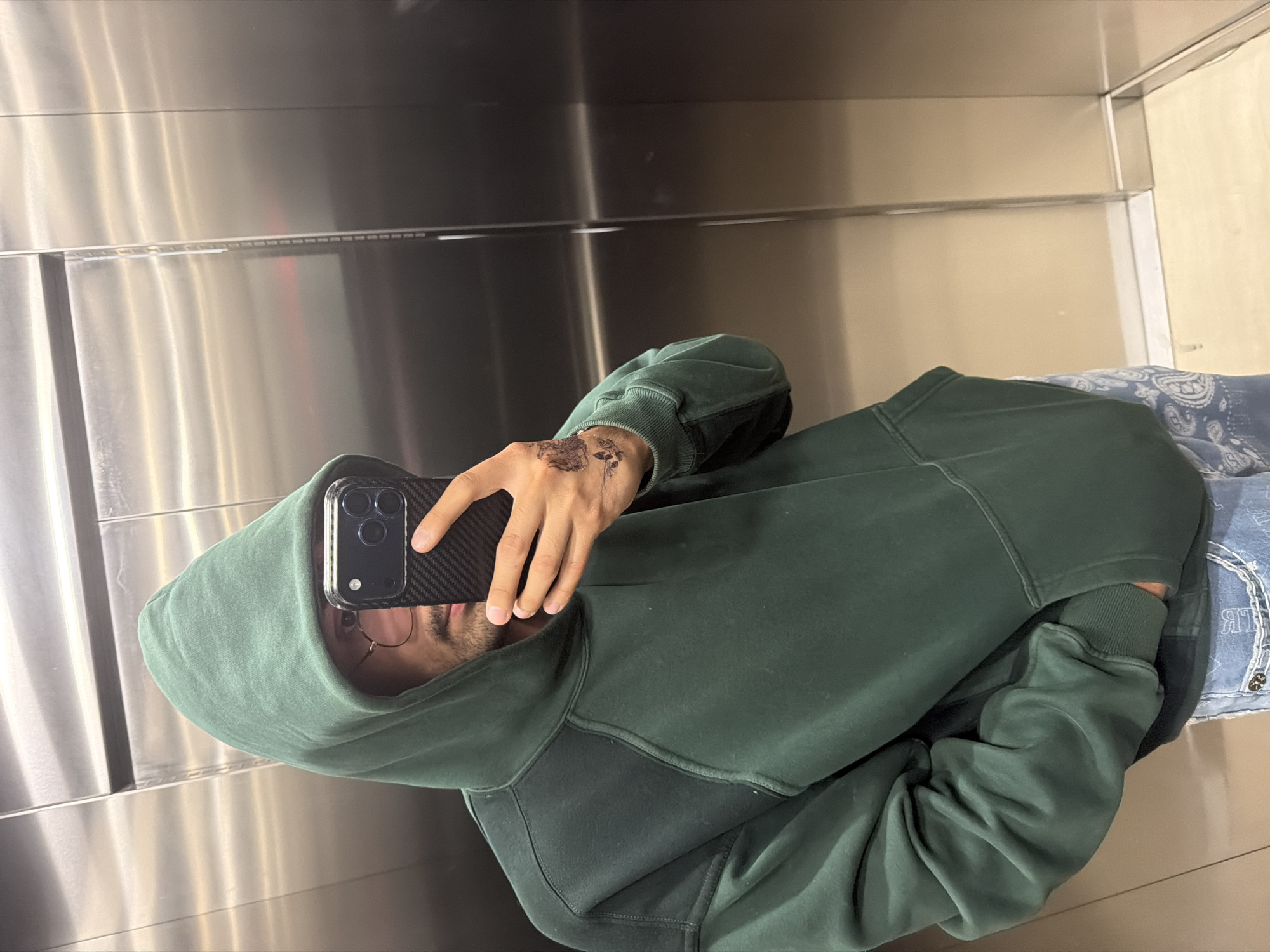 Person takes selfie in elevator, San Andrés Cholula