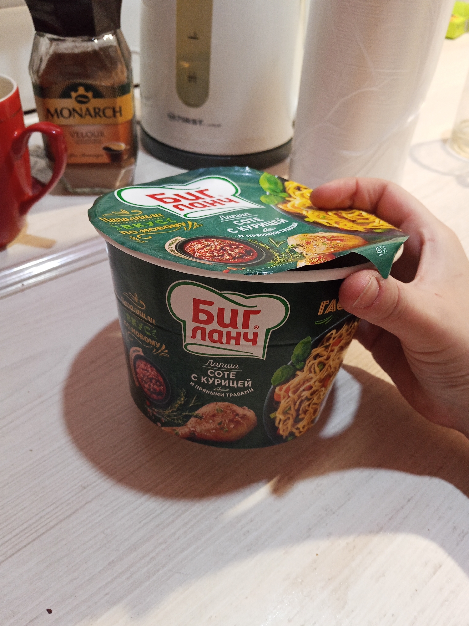 Instant noodle break and loading dock scenes in Chaikovsky