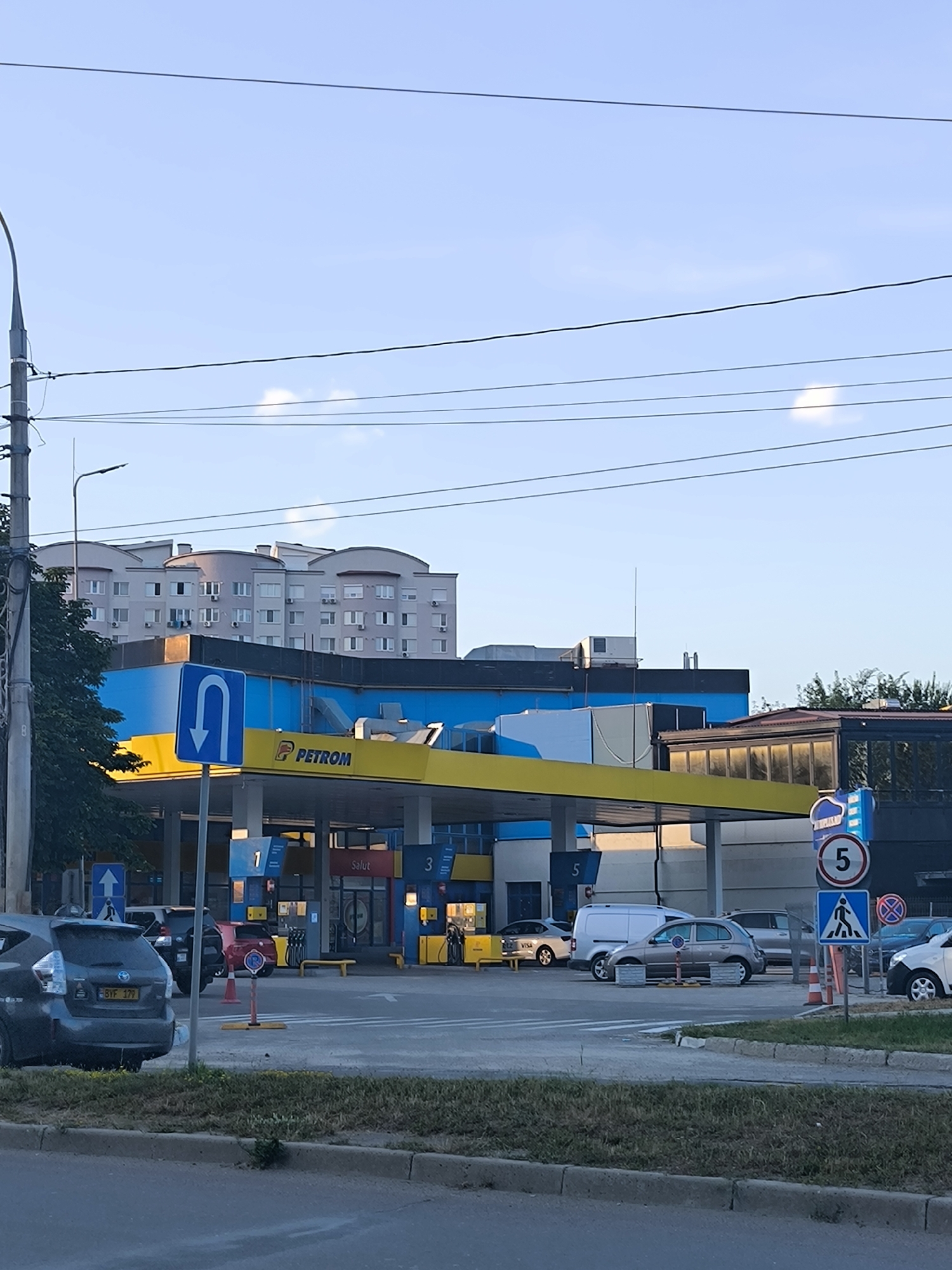 Everyday street scenes around a Chișinău neighborhood