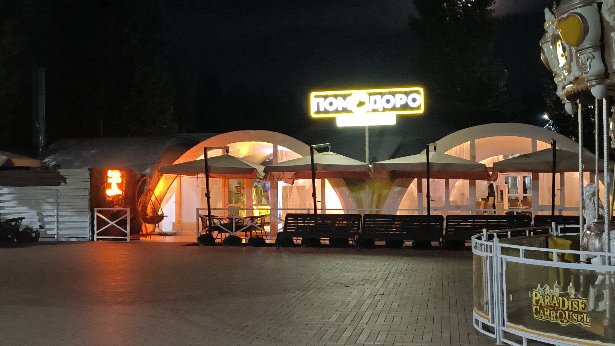 Mikhaylovka park lights up on a July evening