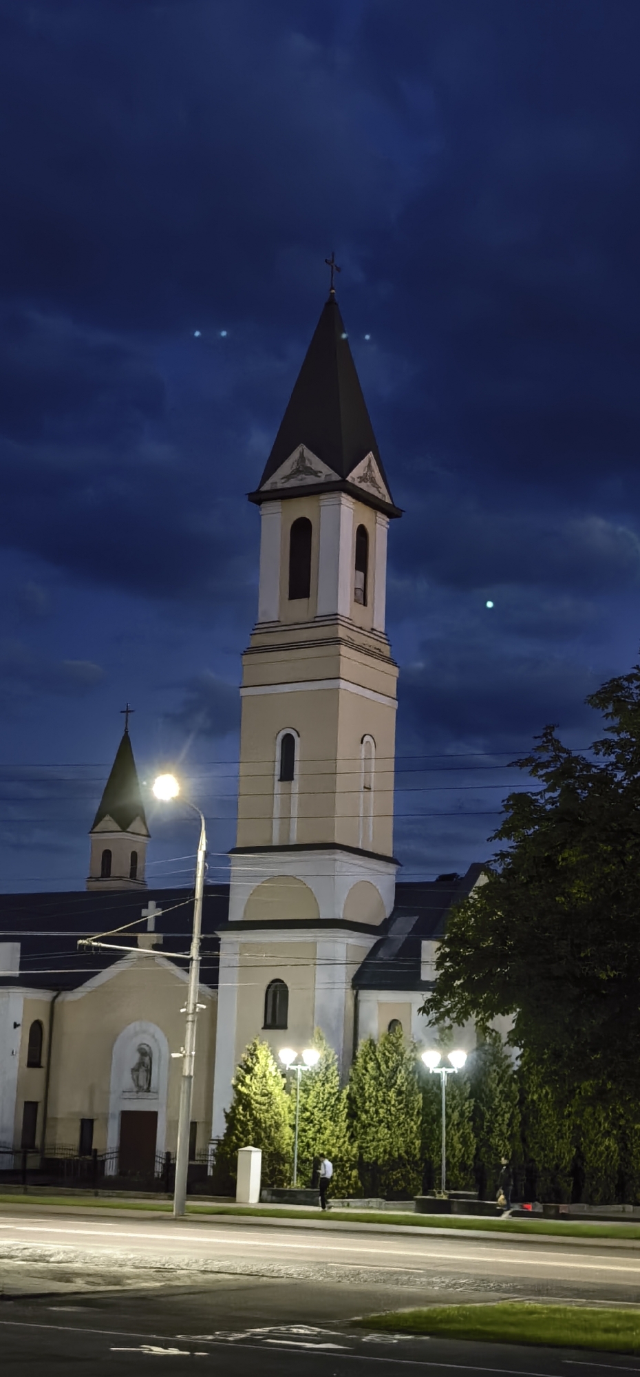 Evening tour of Homyel landmarks, from church to war memorial