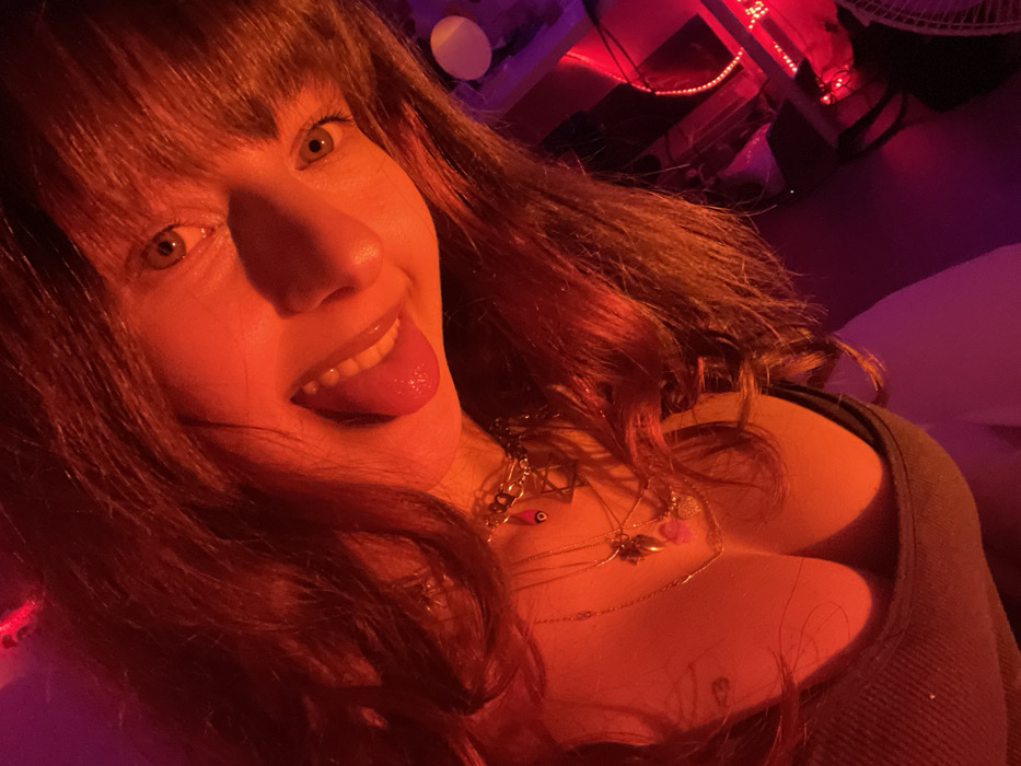 Woman poses with Steinbeck book during hour-long selfie session