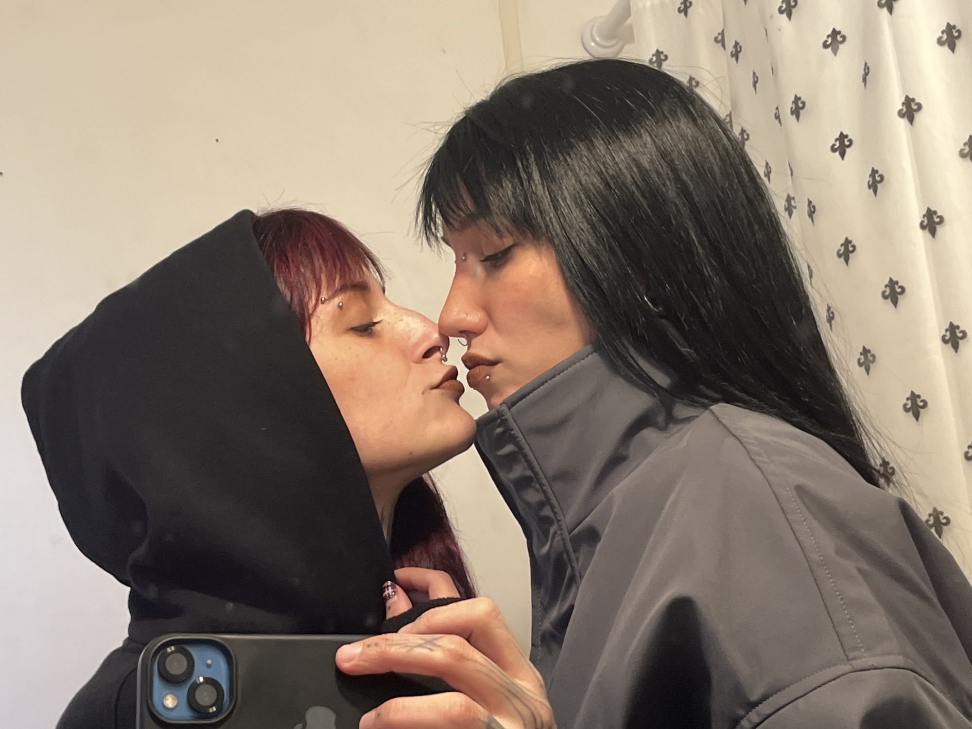 Couple captures intimate mirror selfie moment in Buenos Aires