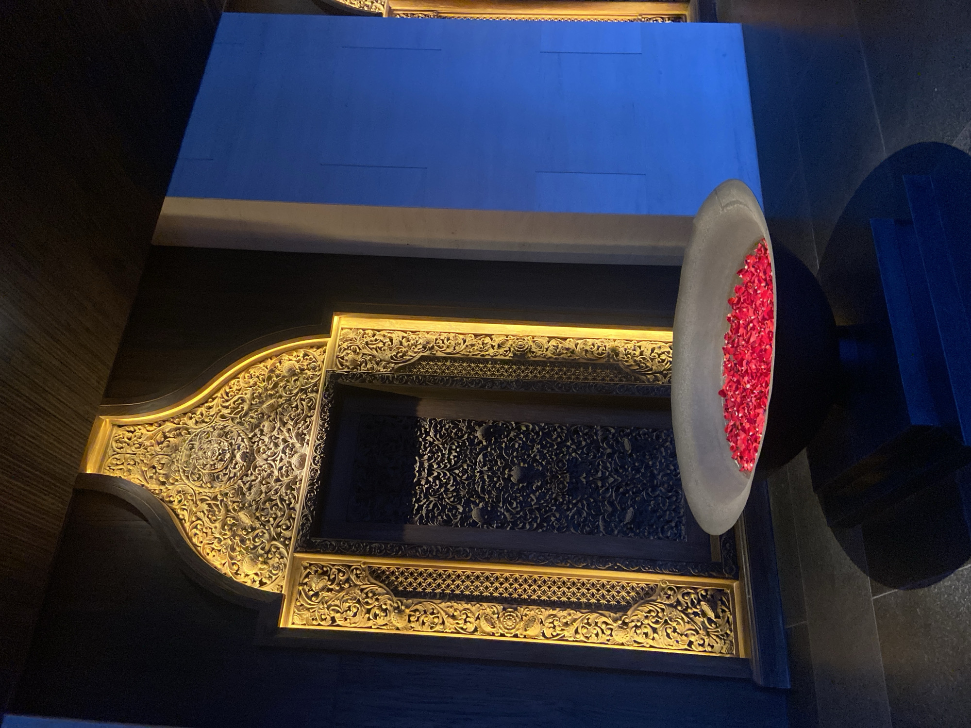 Tourist captures ornate interiors and tropical scenery in Kuta Selatan