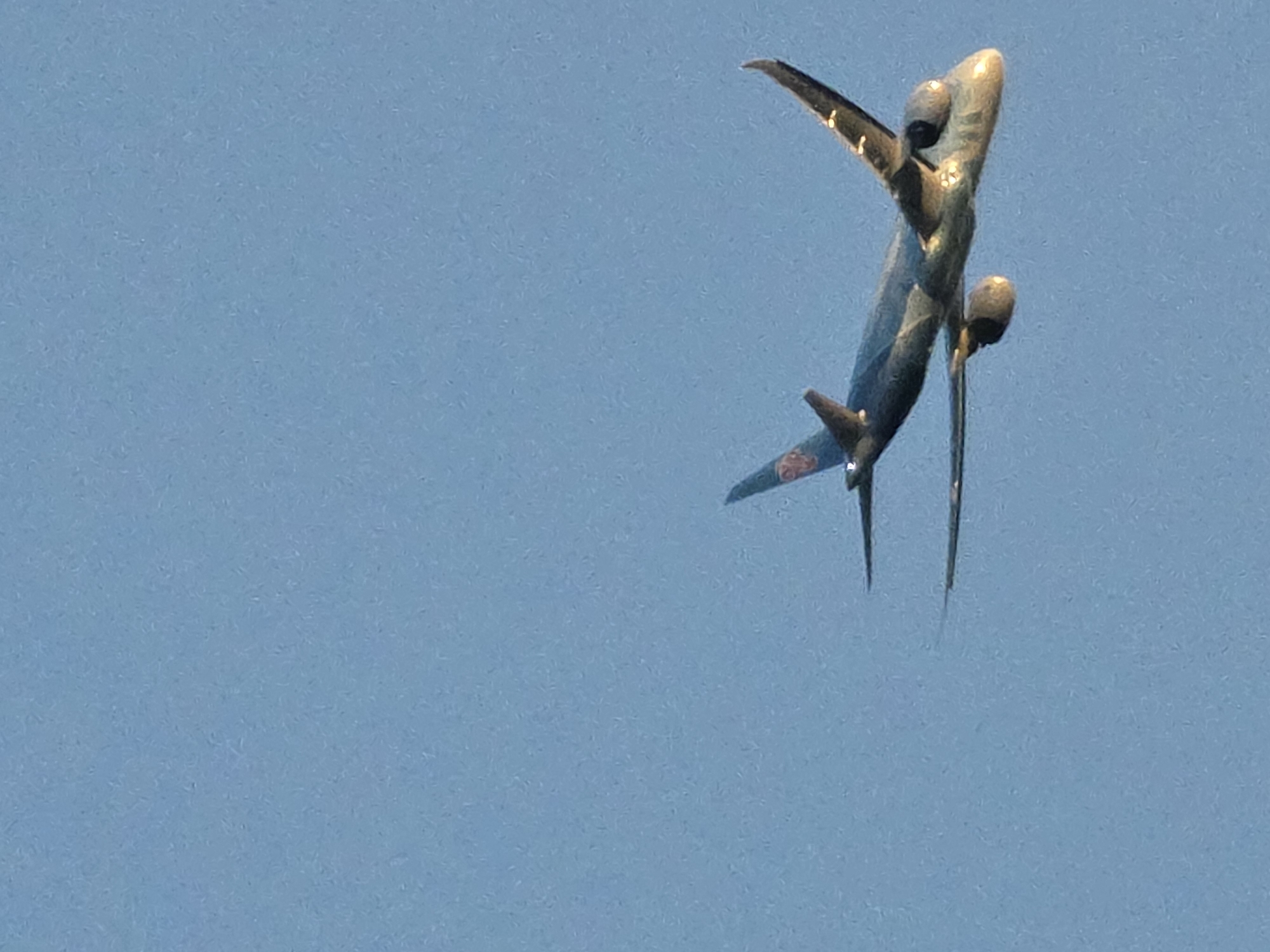 Commercial jet cuts through clear blue skies over Kelsterbach