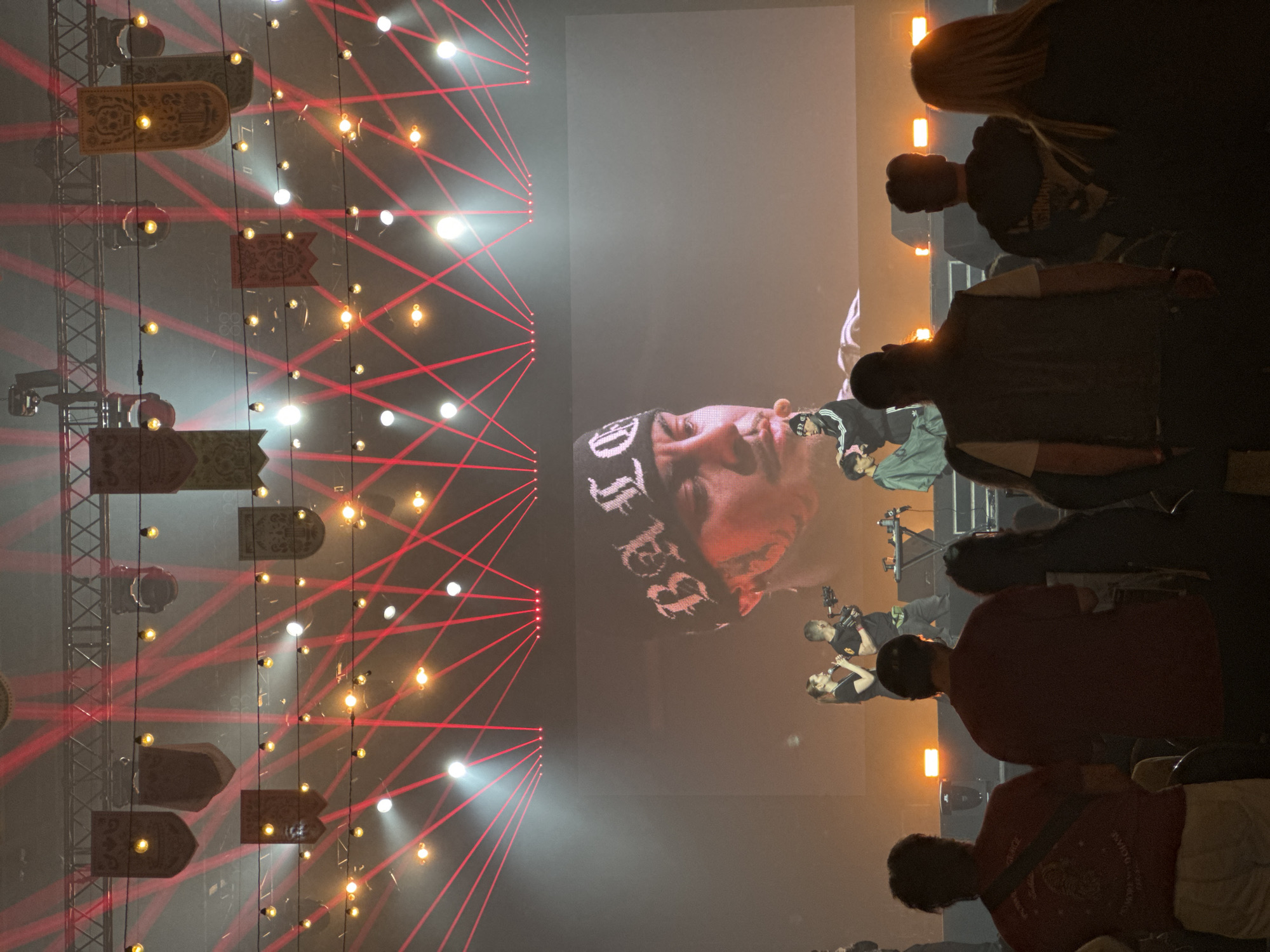 Concert features large screen display with laser effects